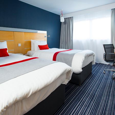 Holiday Inn Express London - Epsom Downs By Ihg Zewnętrze zdjęcie