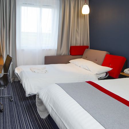 Holiday Inn Express London - Epsom Downs By Ihg Zewnętrze zdjęcie