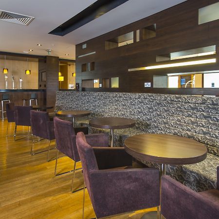 Holiday Inn Express London - Epsom Downs By Ihg Zewnętrze zdjęcie