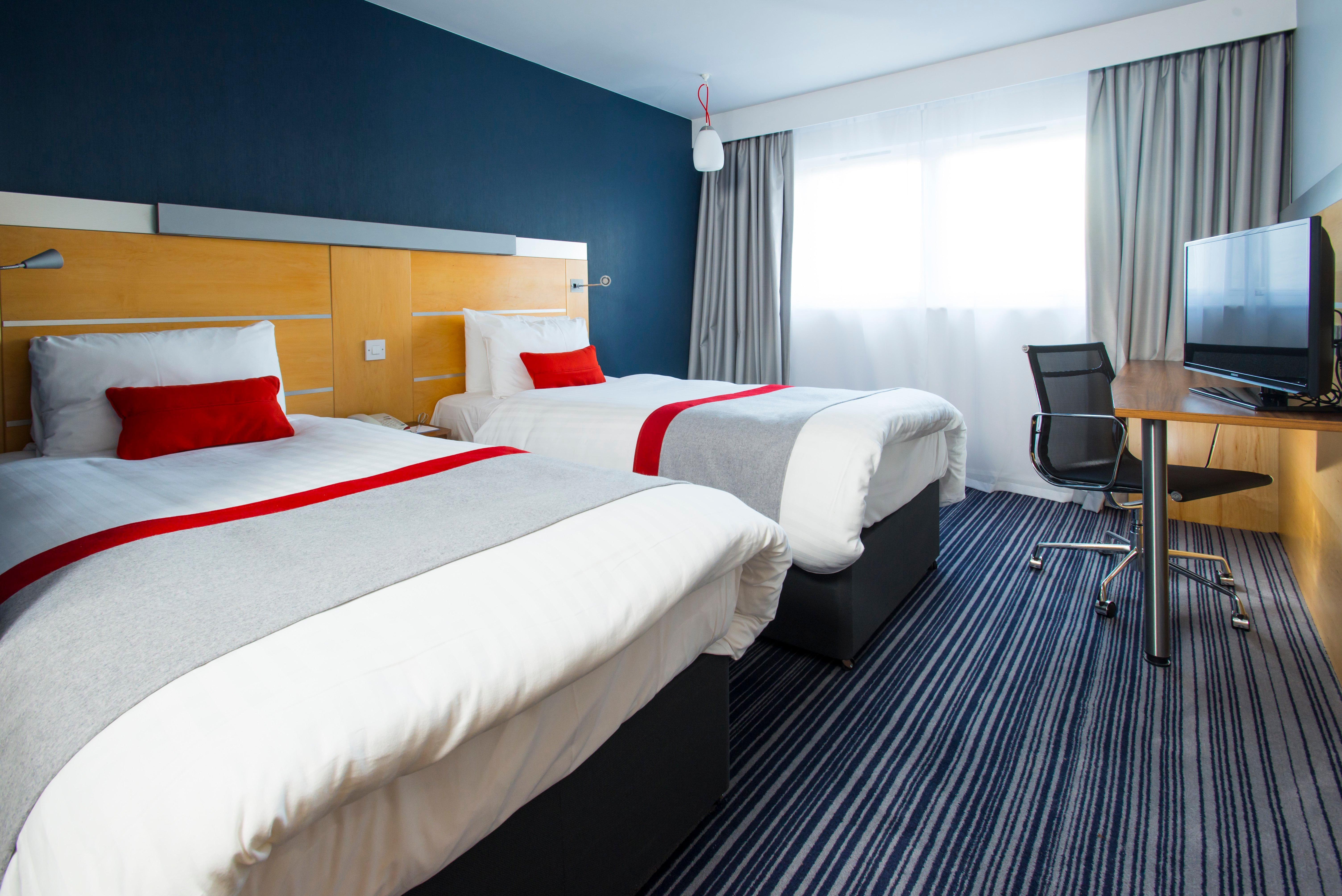 Holiday Inn Express London - Epsom Downs By Ihg Zewnętrze zdjęcie