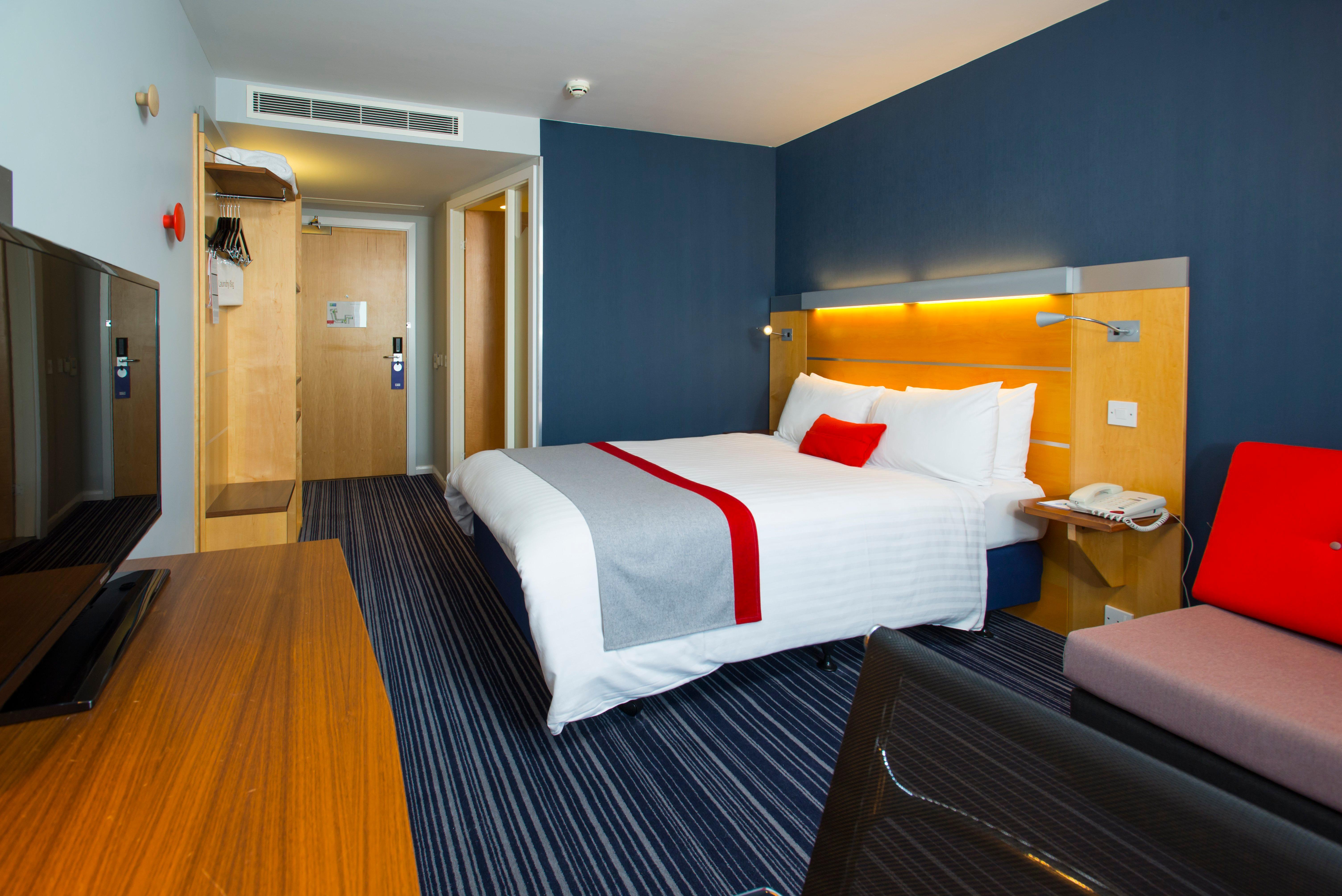 Holiday Inn Express London - Epsom Downs By Ihg Zewnętrze zdjęcie