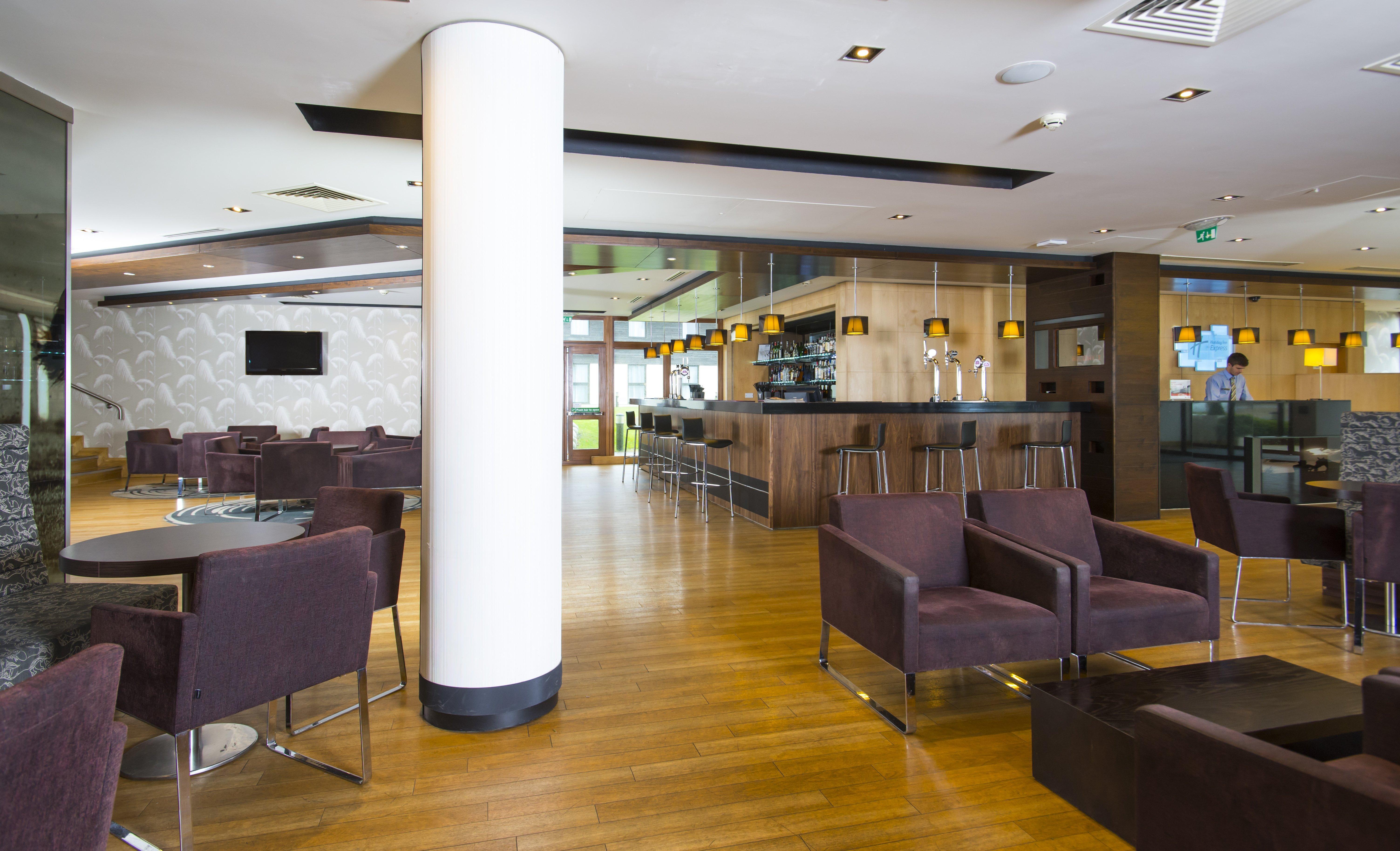 Holiday Inn Express London - Epsom Downs By Ihg Zewnętrze zdjęcie