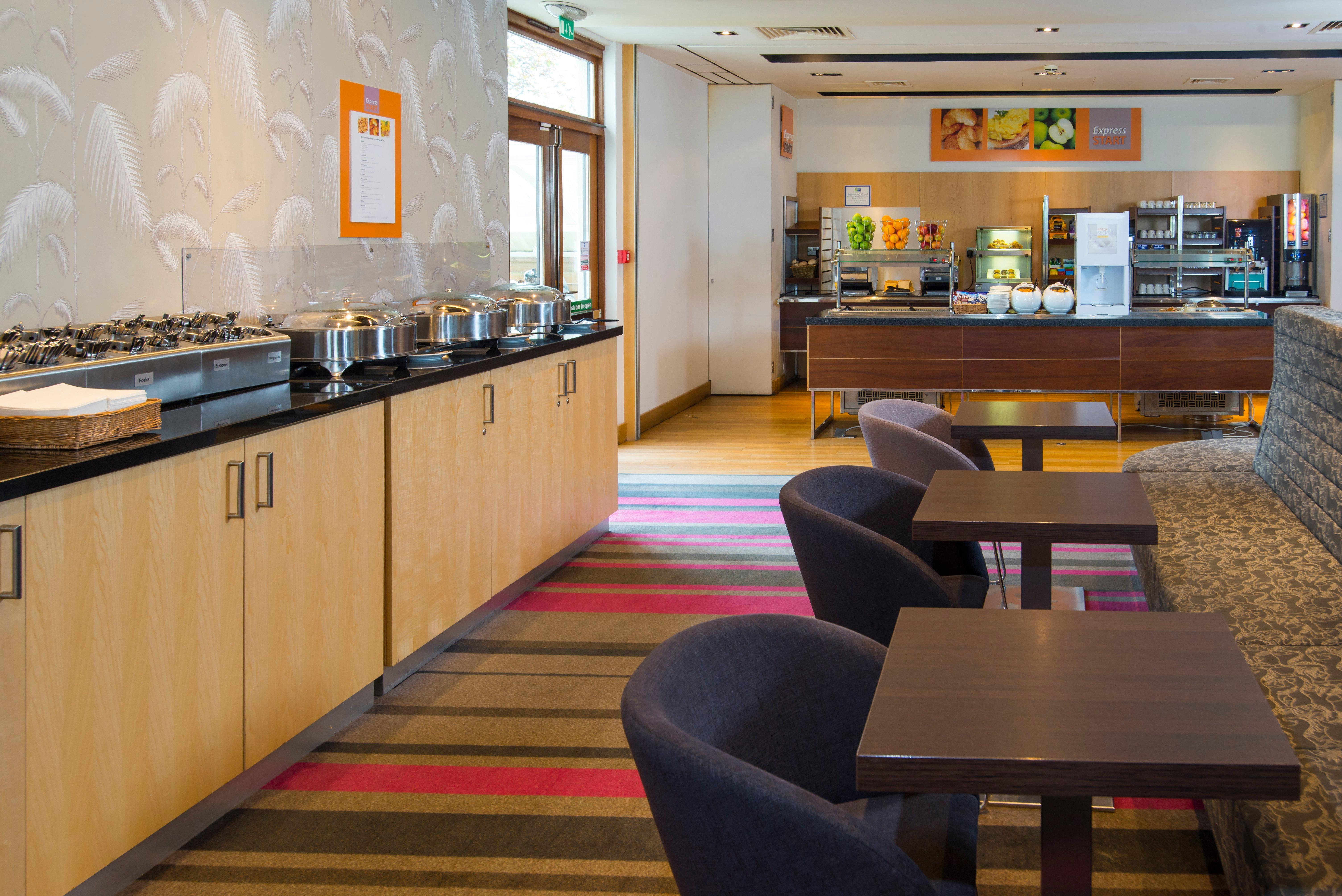 Holiday Inn Express London - Epsom Downs By Ihg Zewnętrze zdjęcie