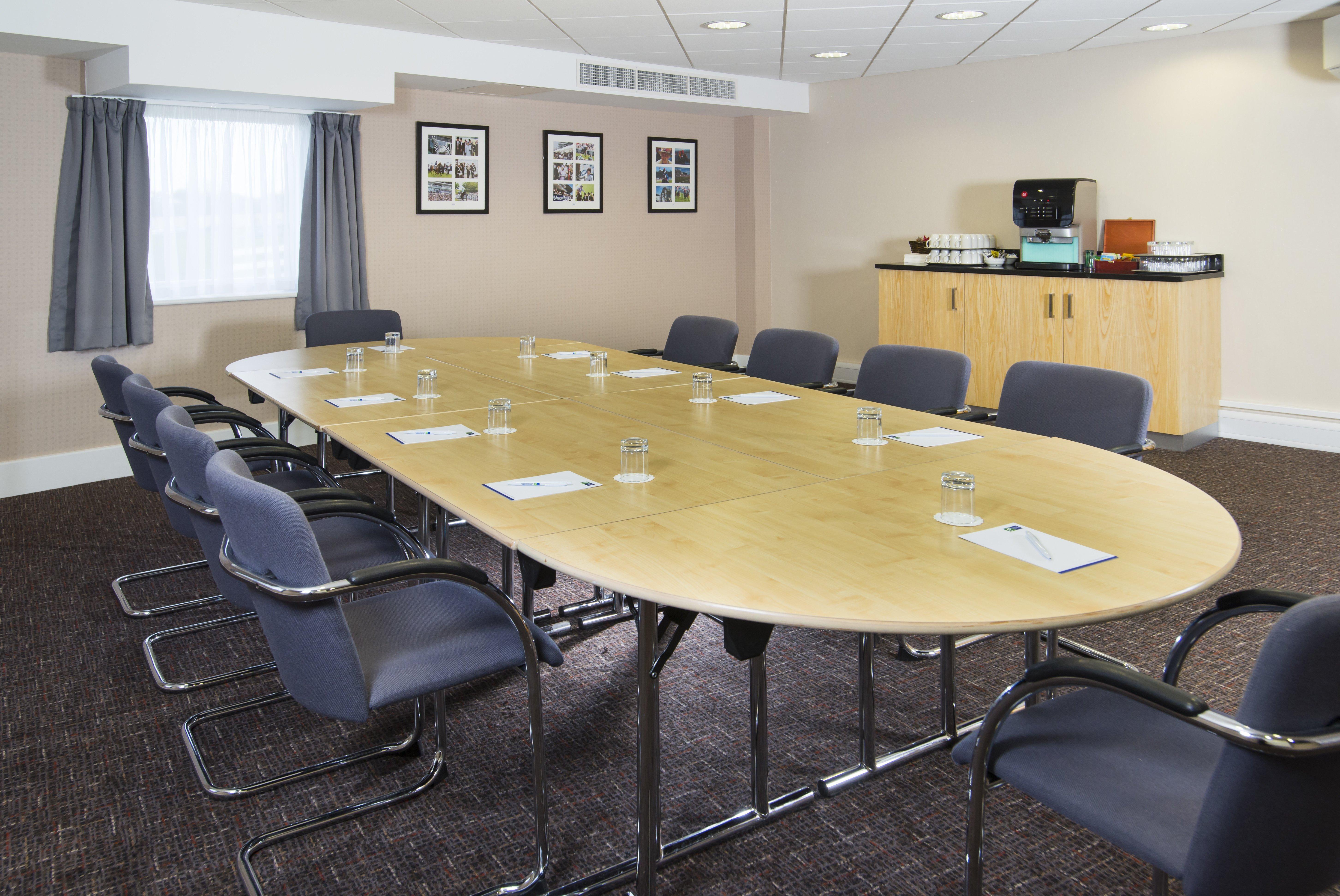 Holiday Inn Express London - Epsom Downs By Ihg Zewnętrze zdjęcie