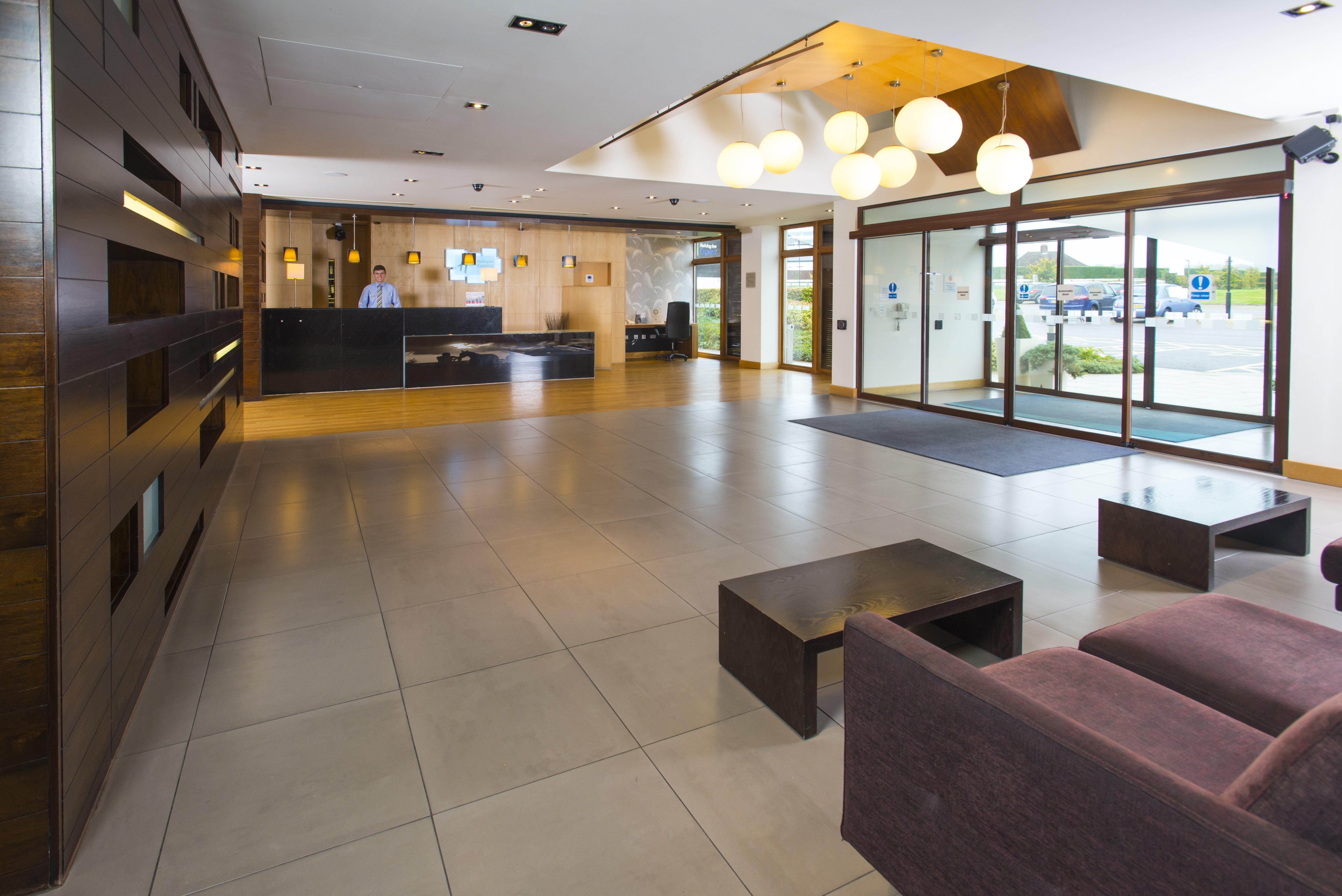 Holiday Inn Express London - Epsom Downs By Ihg Zewnętrze zdjęcie