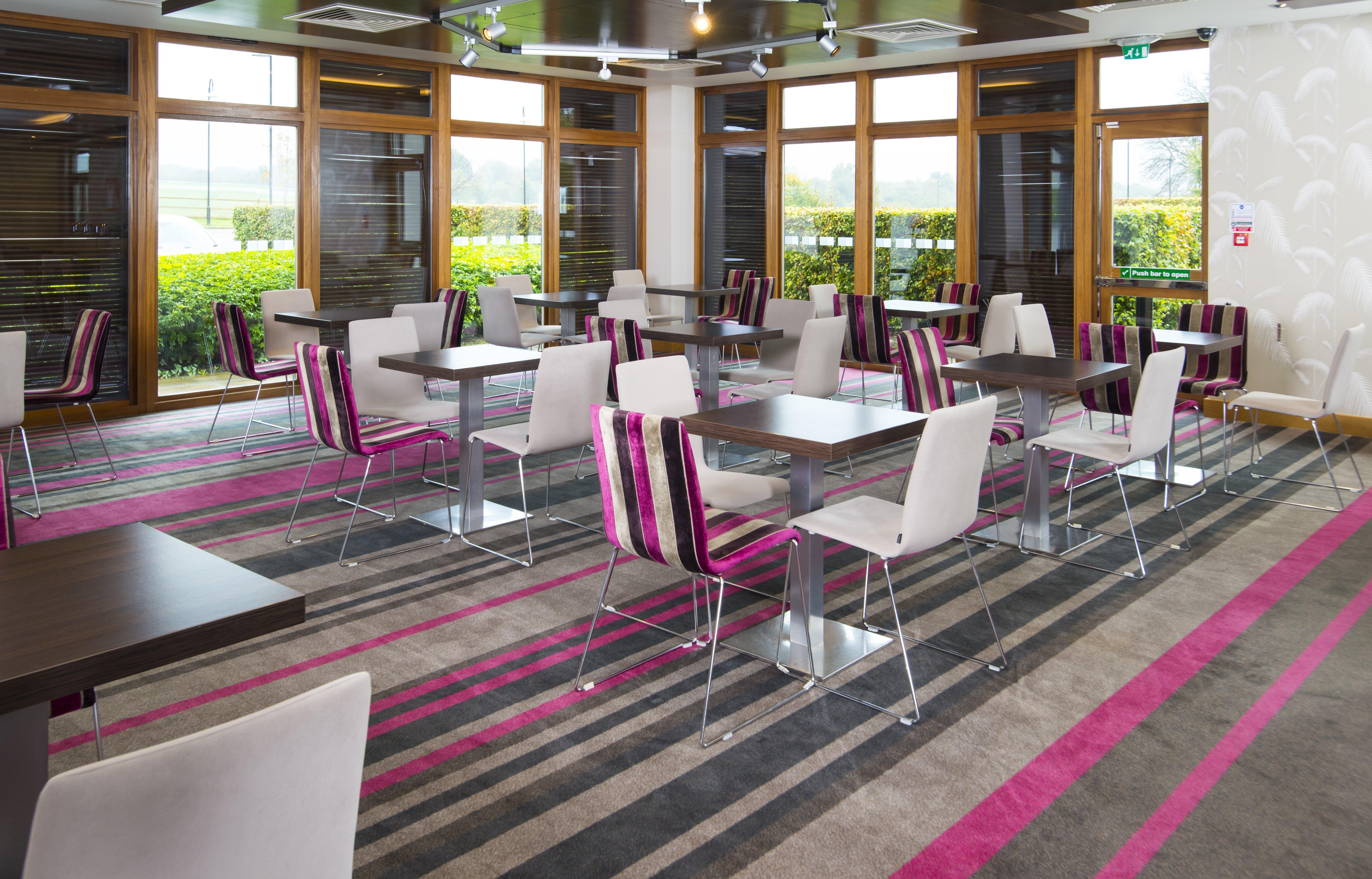 Holiday Inn Express London - Epsom Downs By Ihg Zewnętrze zdjęcie