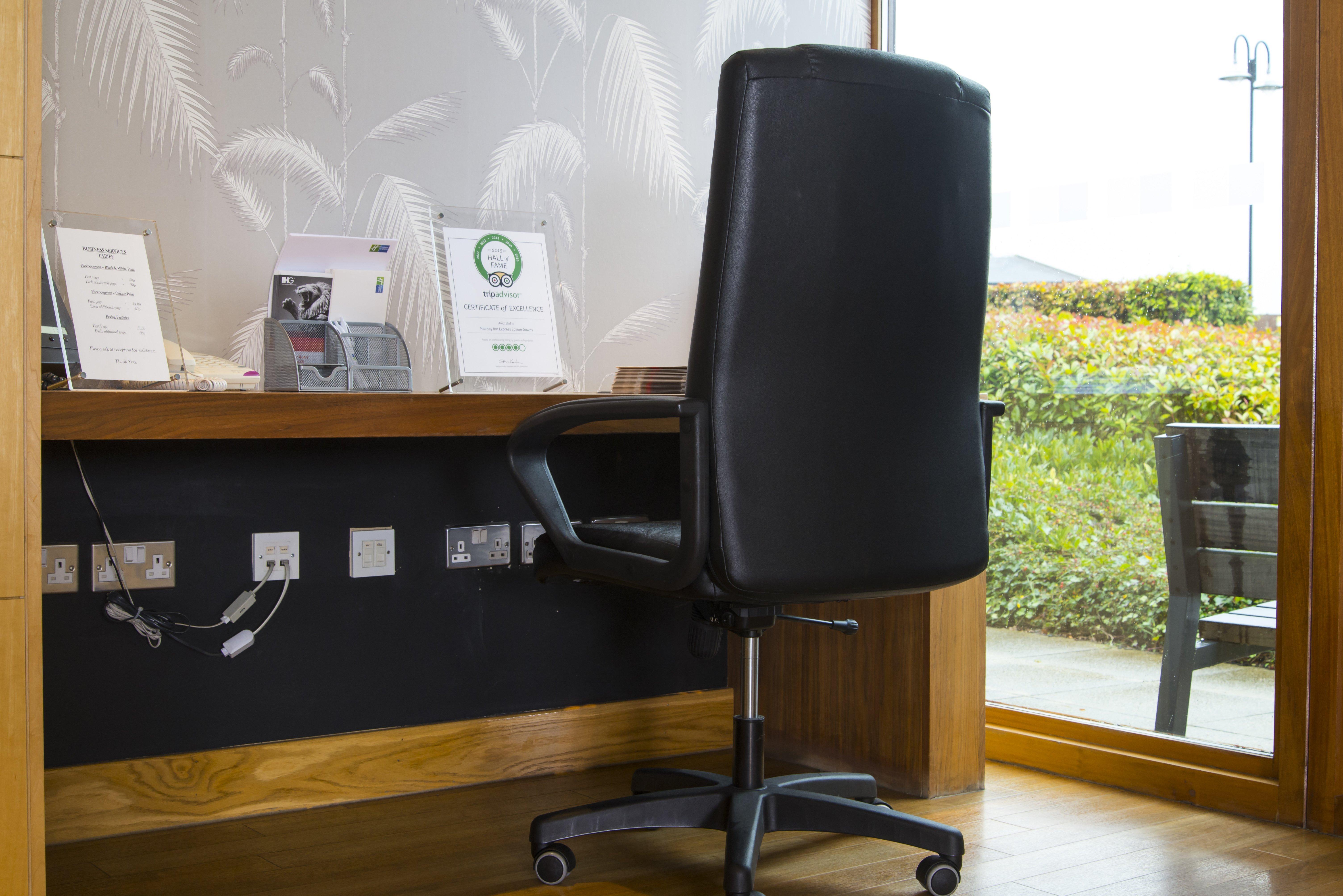 Holiday Inn Express London - Epsom Downs By Ihg Zewnętrze zdjęcie