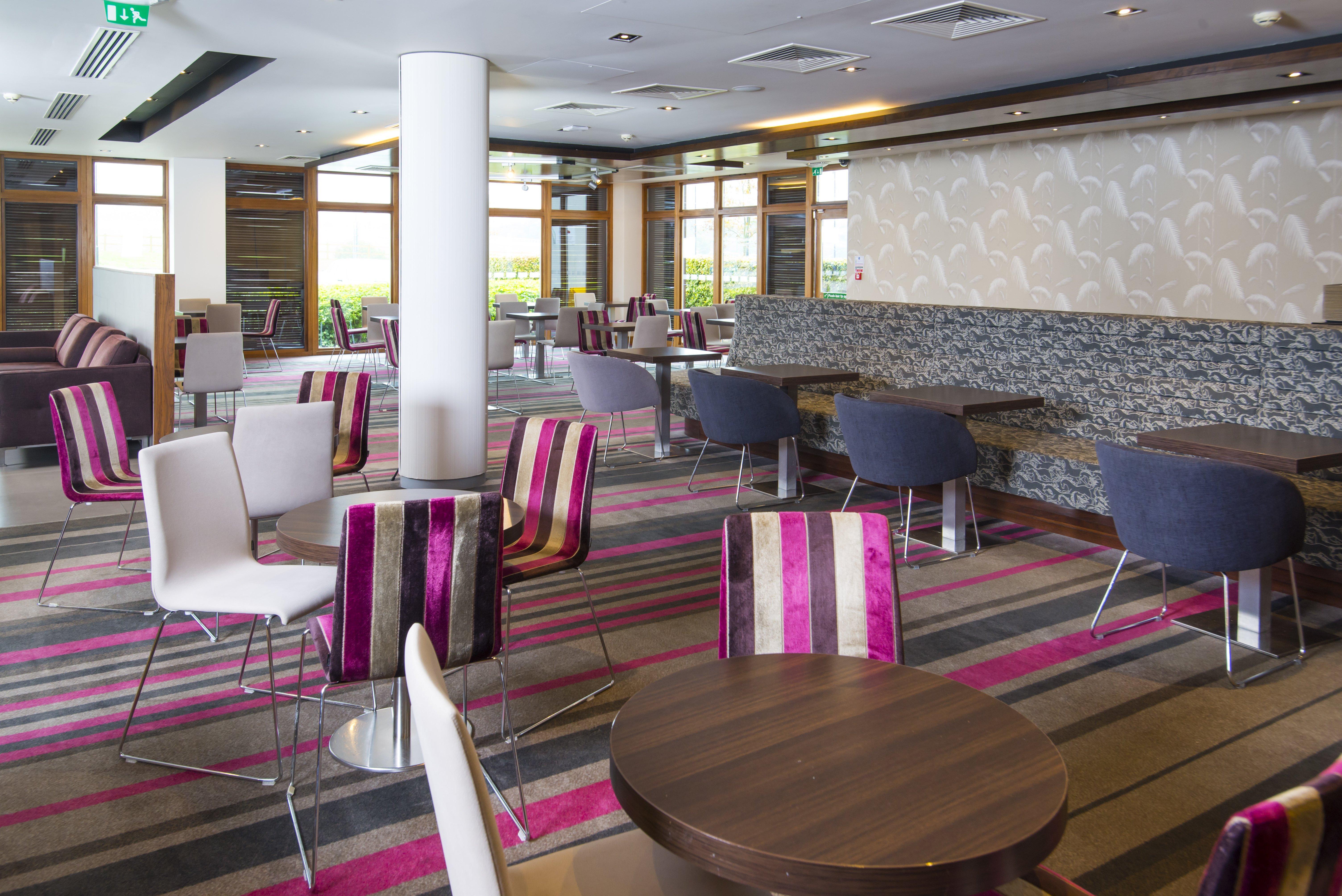 Holiday Inn Express London - Epsom Downs By Ihg Zewnętrze zdjęcie