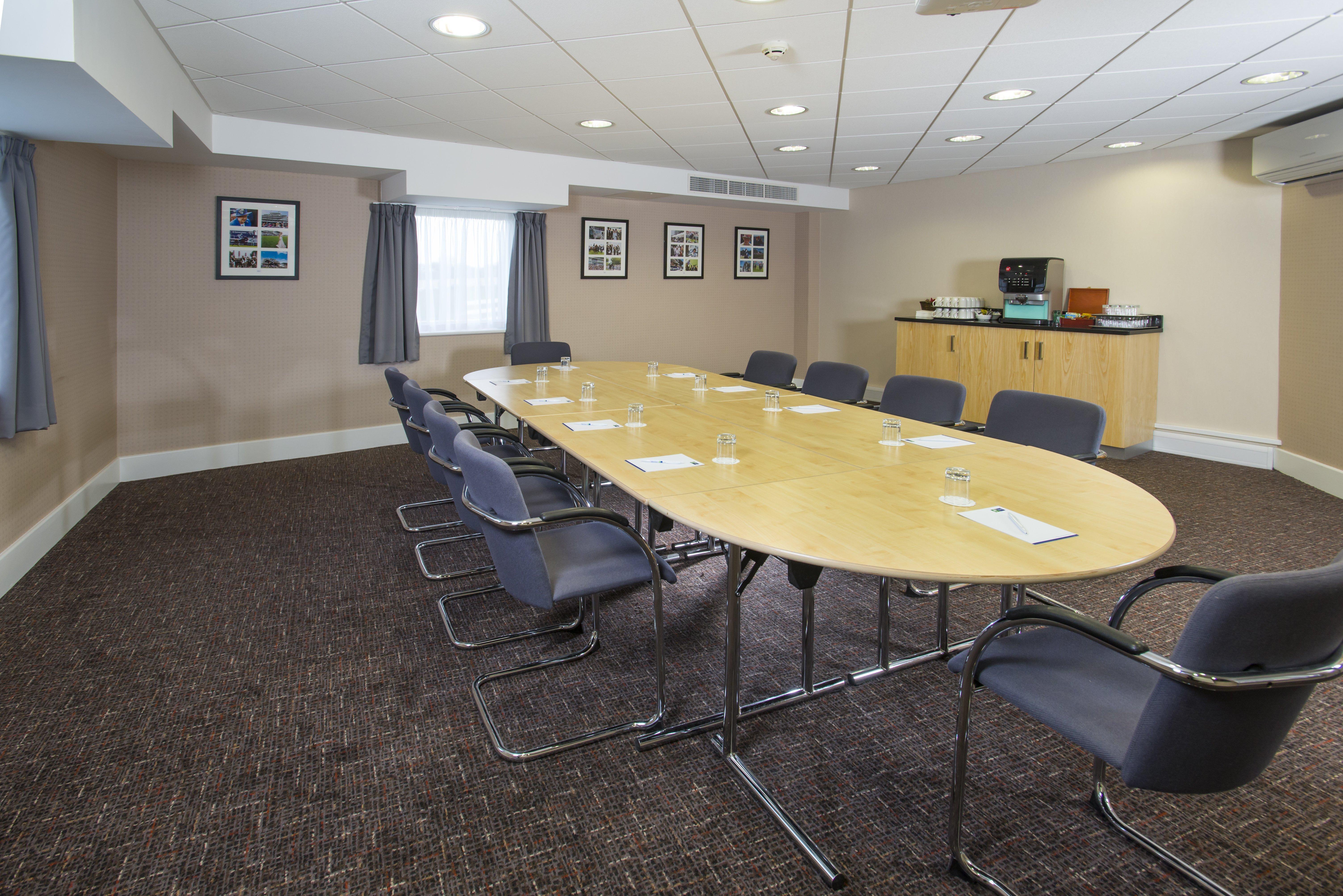 Holiday Inn Express London - Epsom Downs By Ihg Zewnętrze zdjęcie