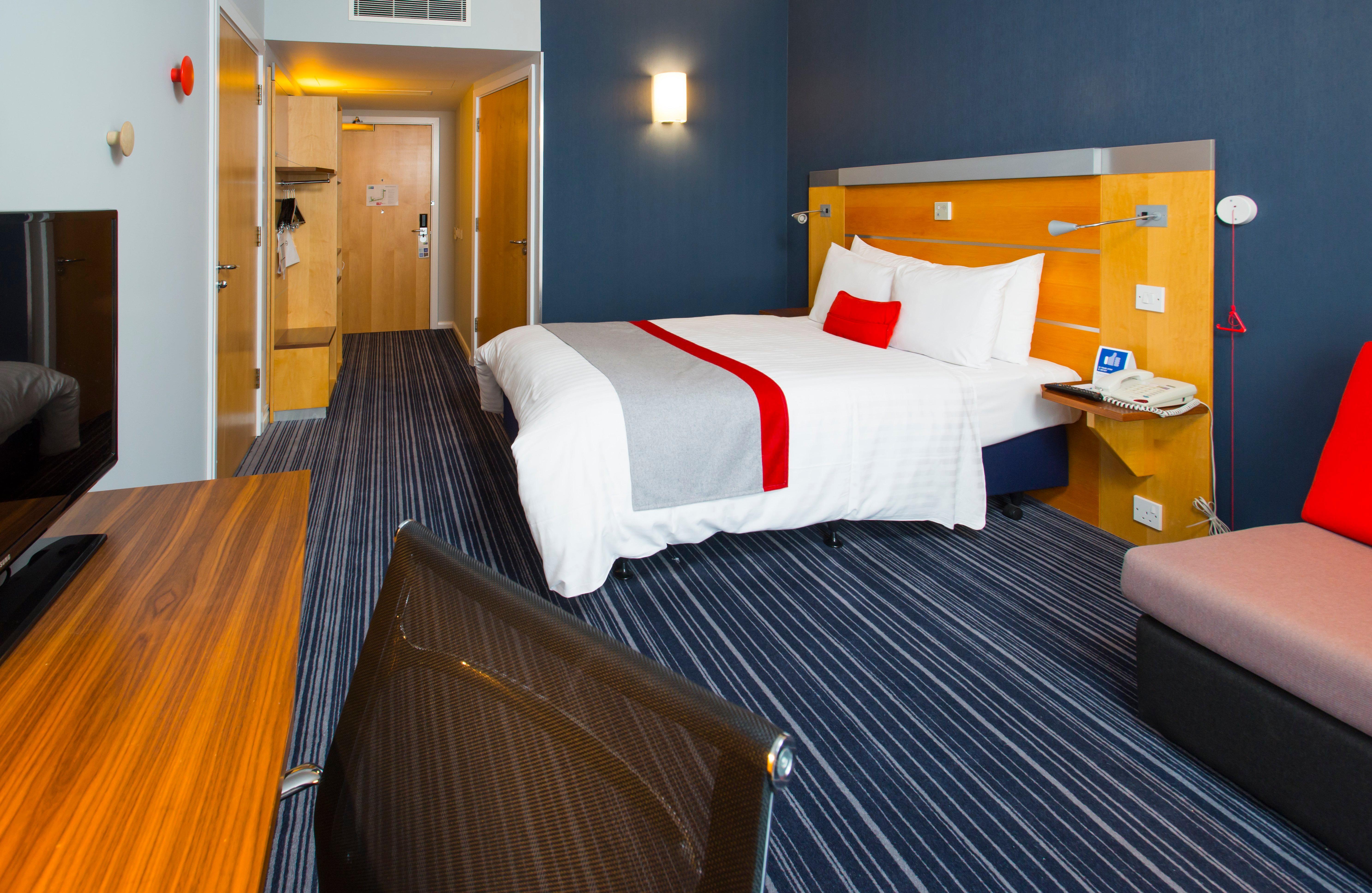 Holiday Inn Express London - Epsom Downs By Ihg Zewnętrze zdjęcie