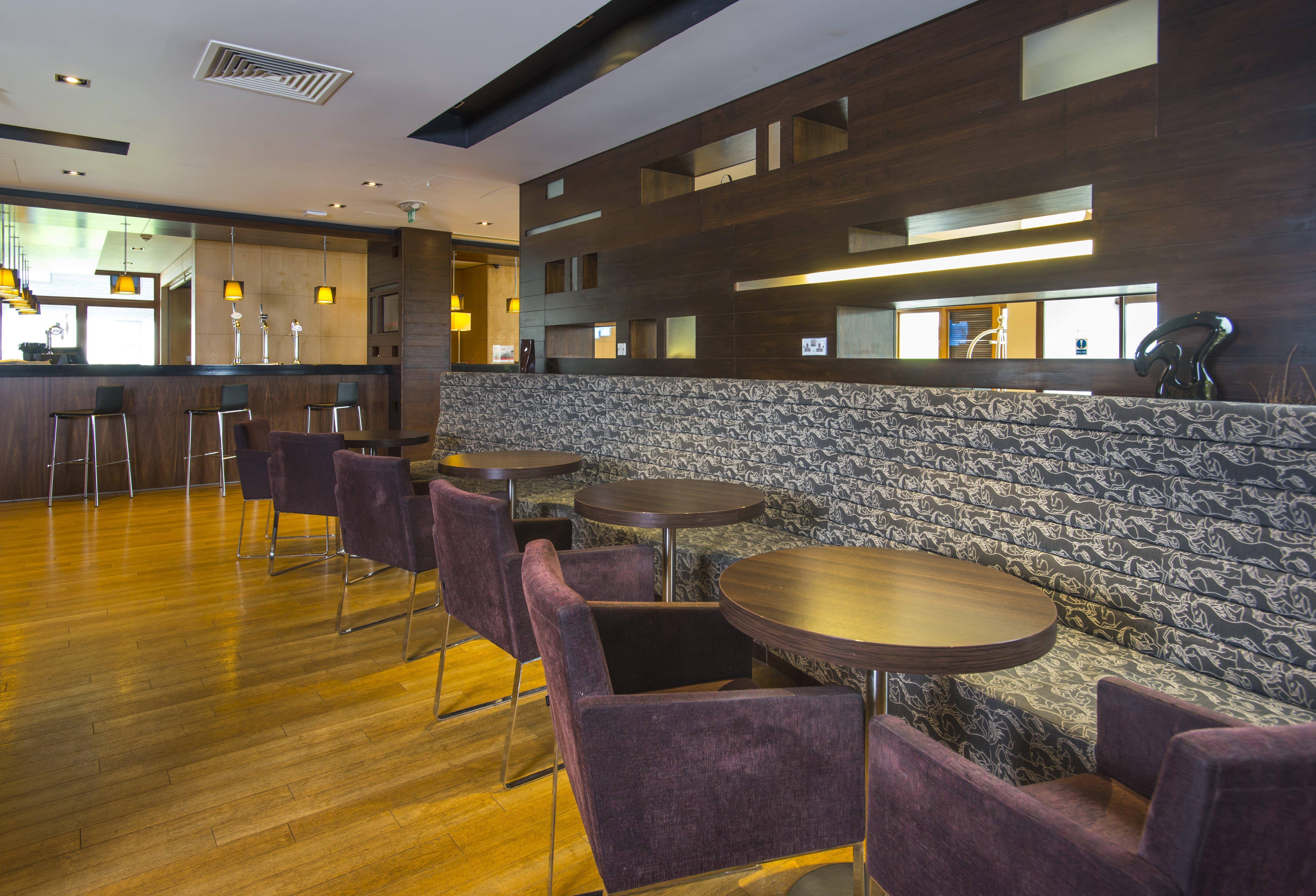 Holiday Inn Express London - Epsom Downs By Ihg Zewnętrze zdjęcie