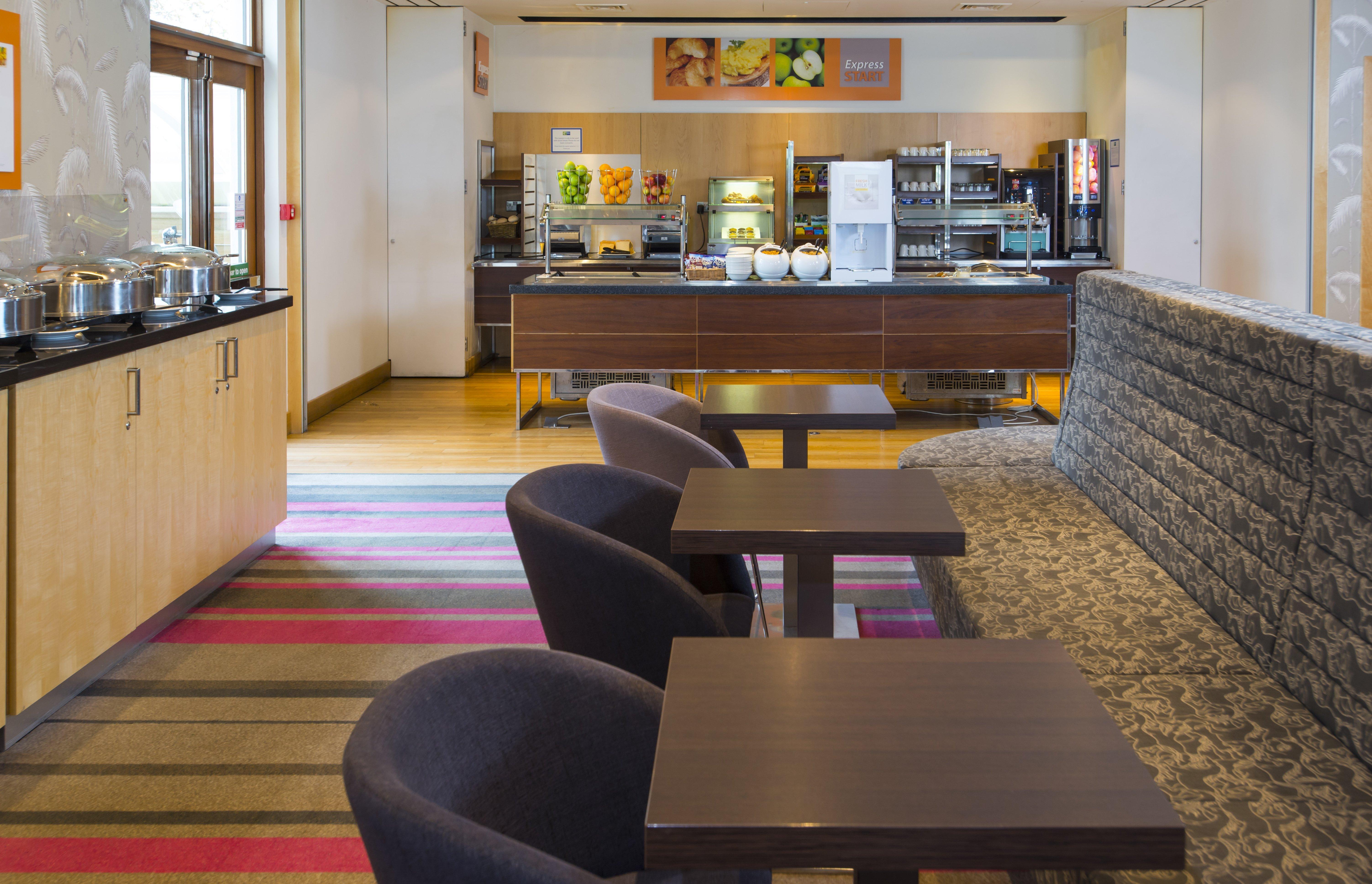 Holiday Inn Express London - Epsom Downs By Ihg Zewnętrze zdjęcie