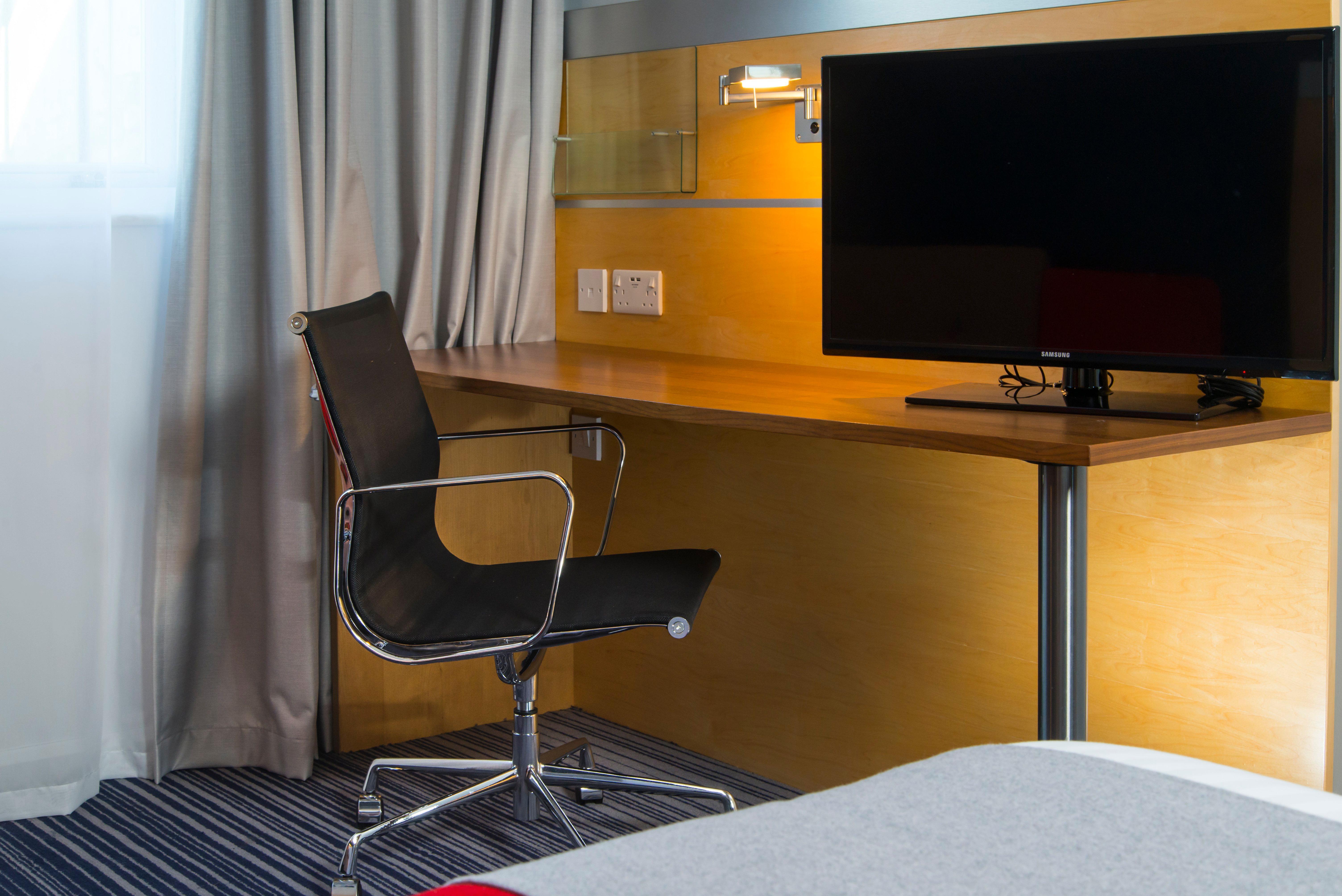Holiday Inn Express London - Epsom Downs By Ihg Zewnętrze zdjęcie