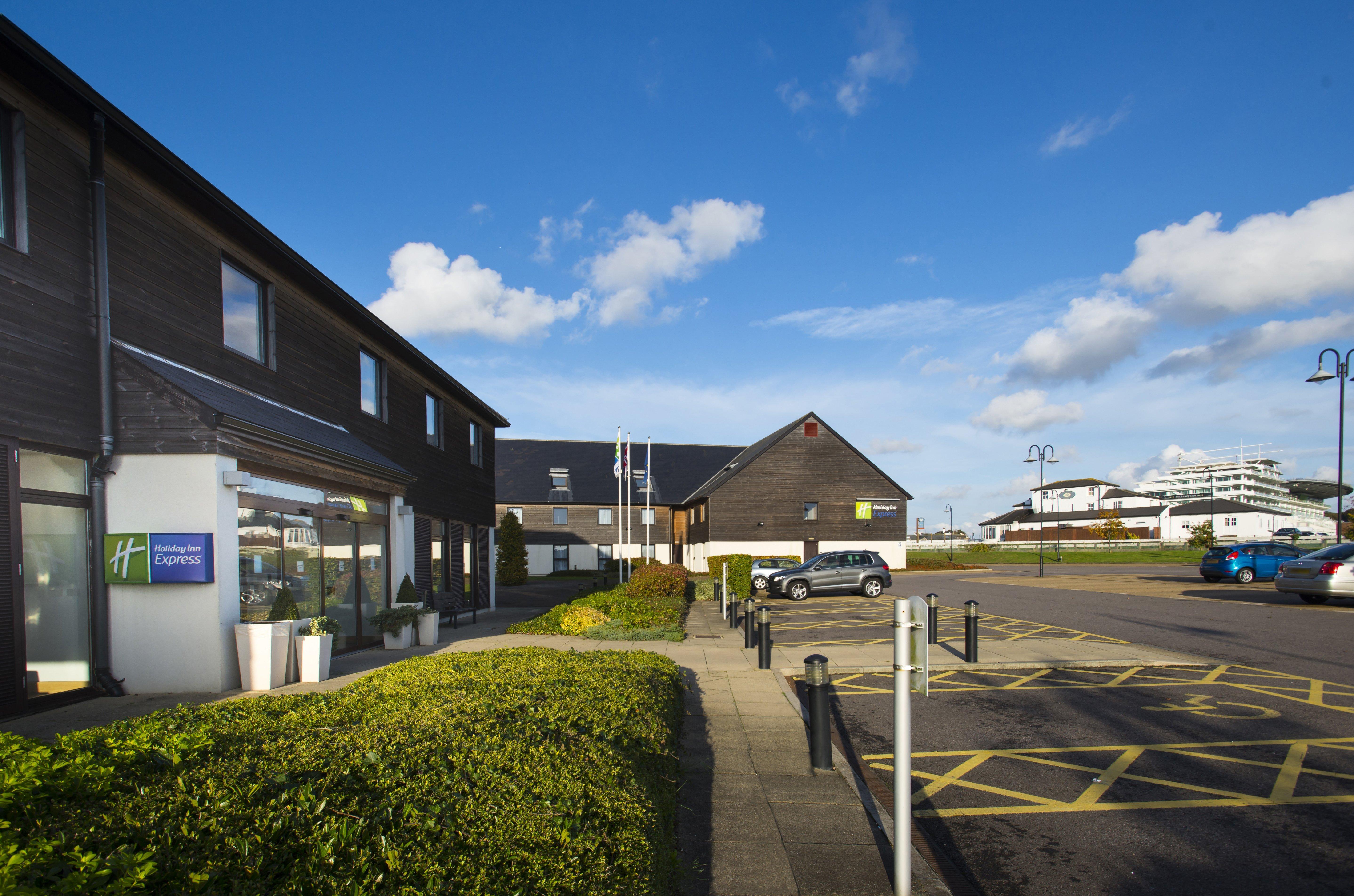 Holiday Inn Express London - Epsom Downs By Ihg Zewnętrze zdjęcie