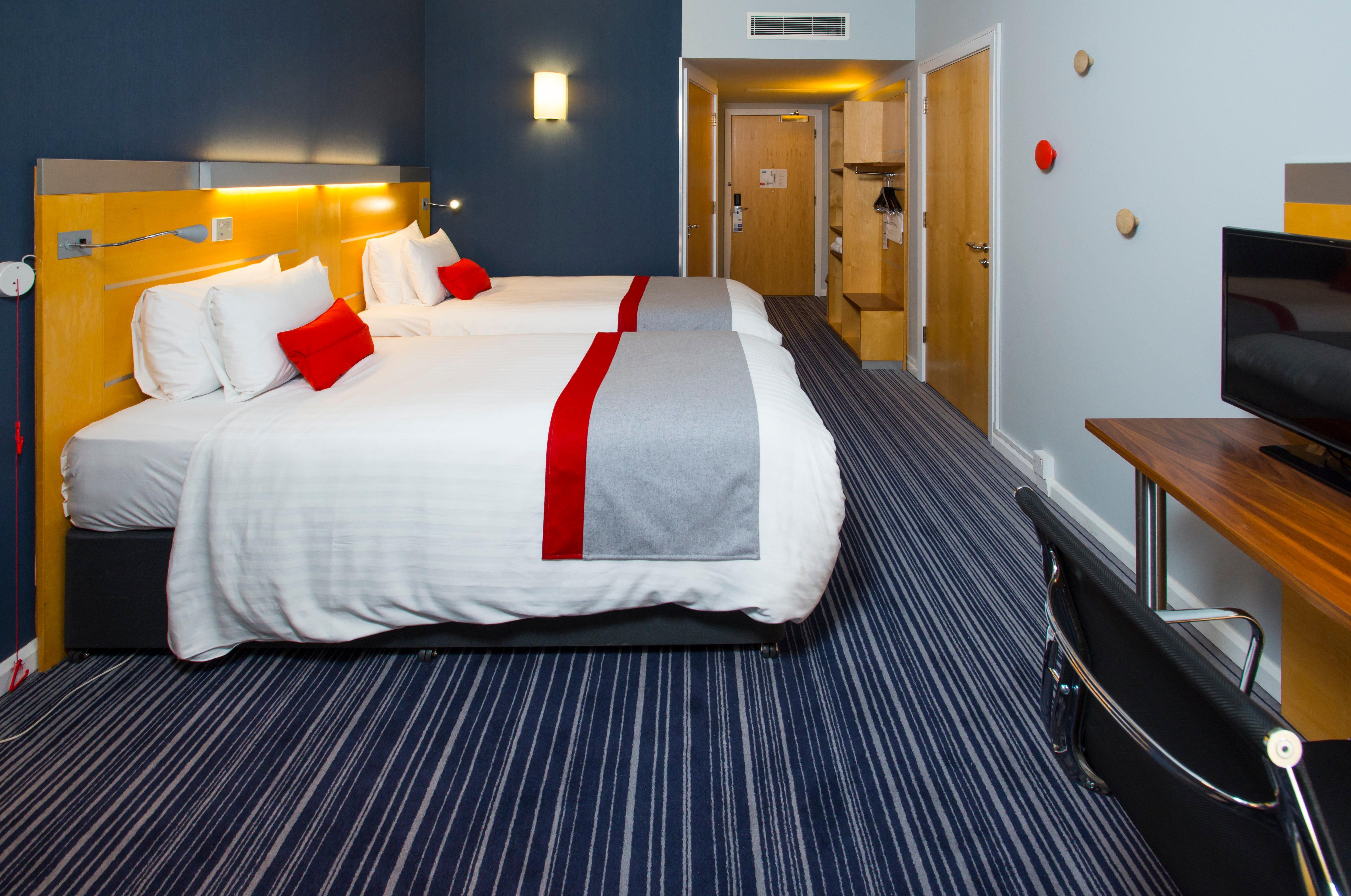 Holiday Inn Express London - Epsom Downs By Ihg Zewnętrze zdjęcie
