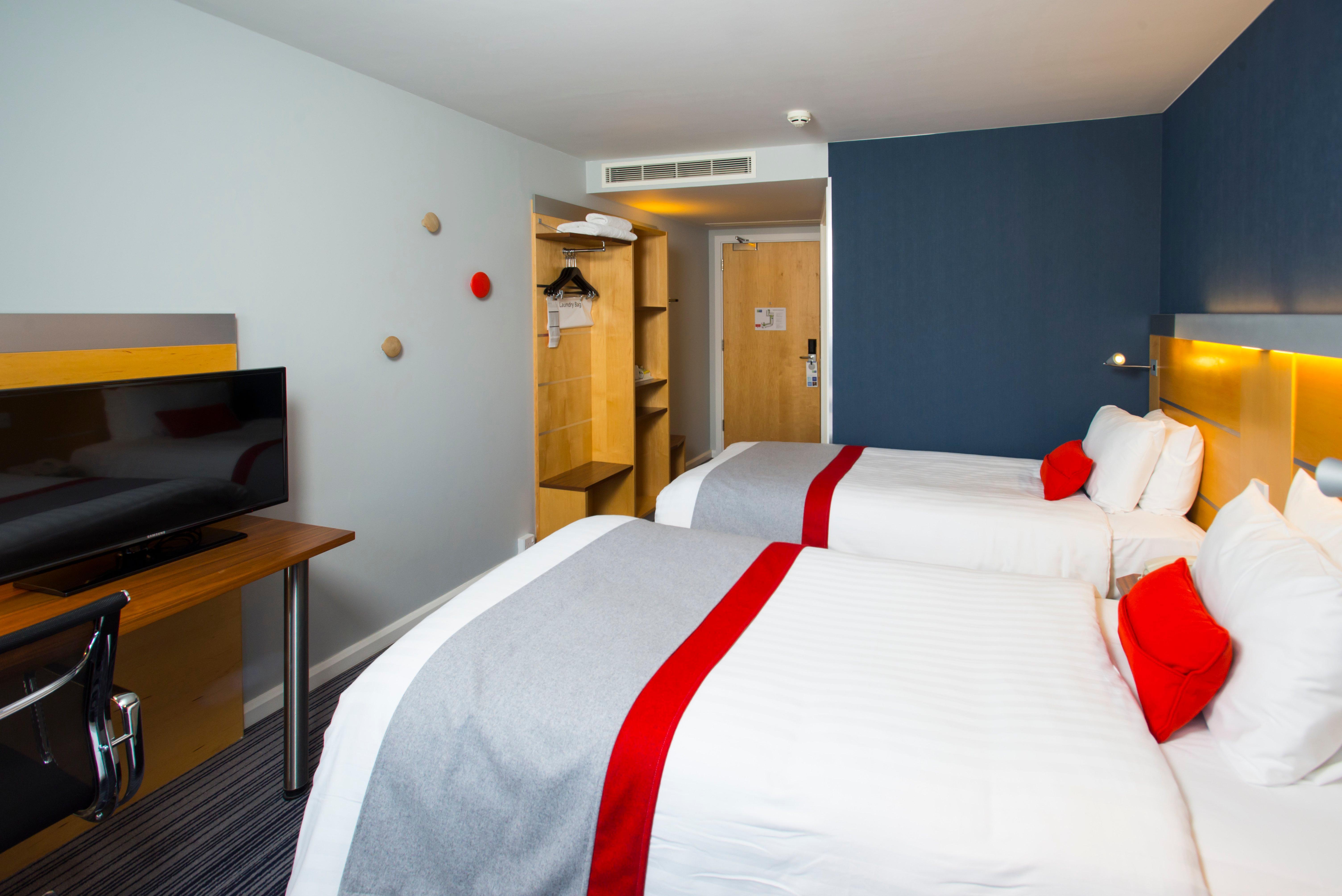 Holiday Inn Express London - Epsom Downs By Ihg Zewnętrze zdjęcie
