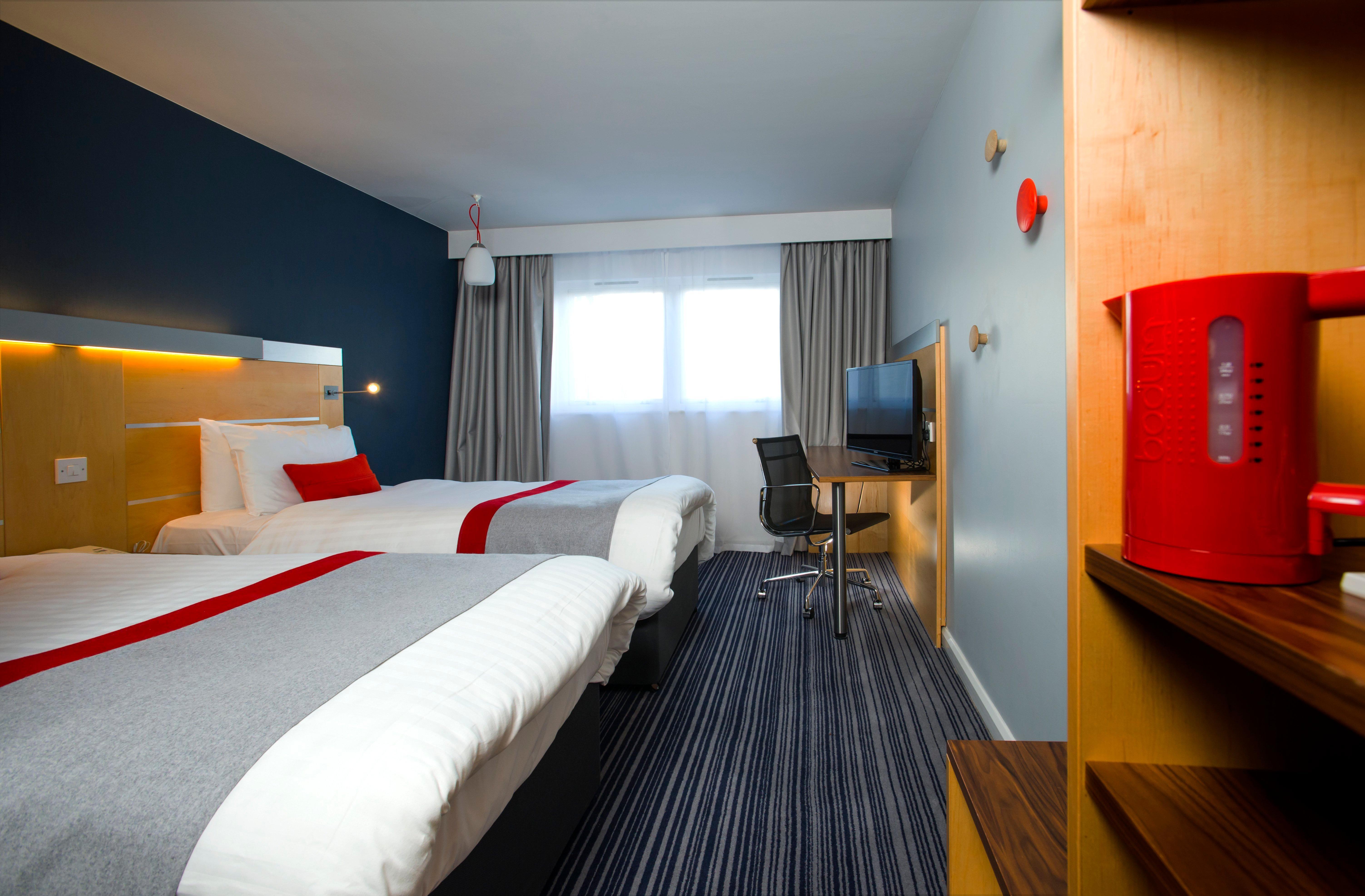 Holiday Inn Express London - Epsom Downs By Ihg Zewnętrze zdjęcie