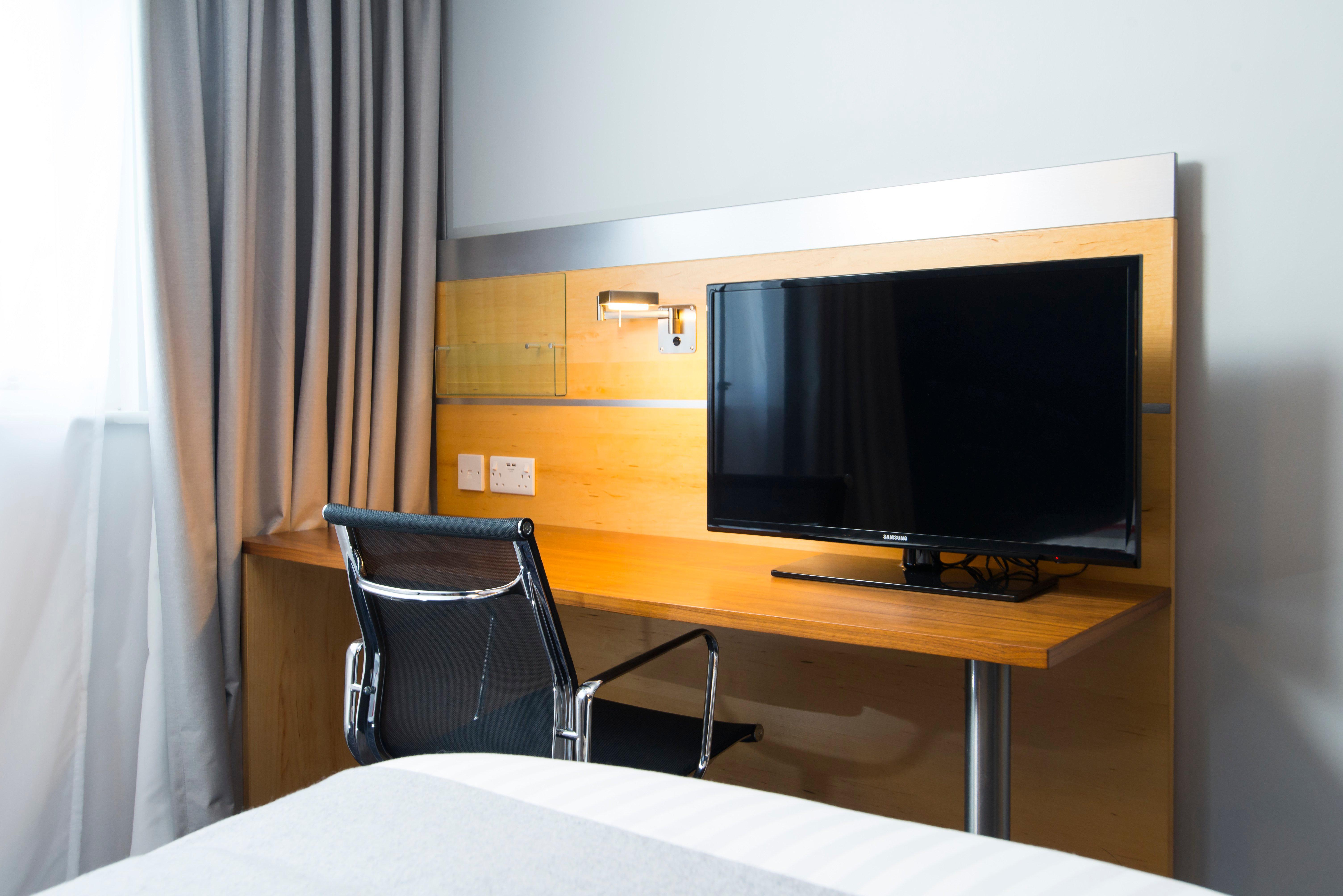 Holiday Inn Express London - Epsom Downs By Ihg Zewnętrze zdjęcie