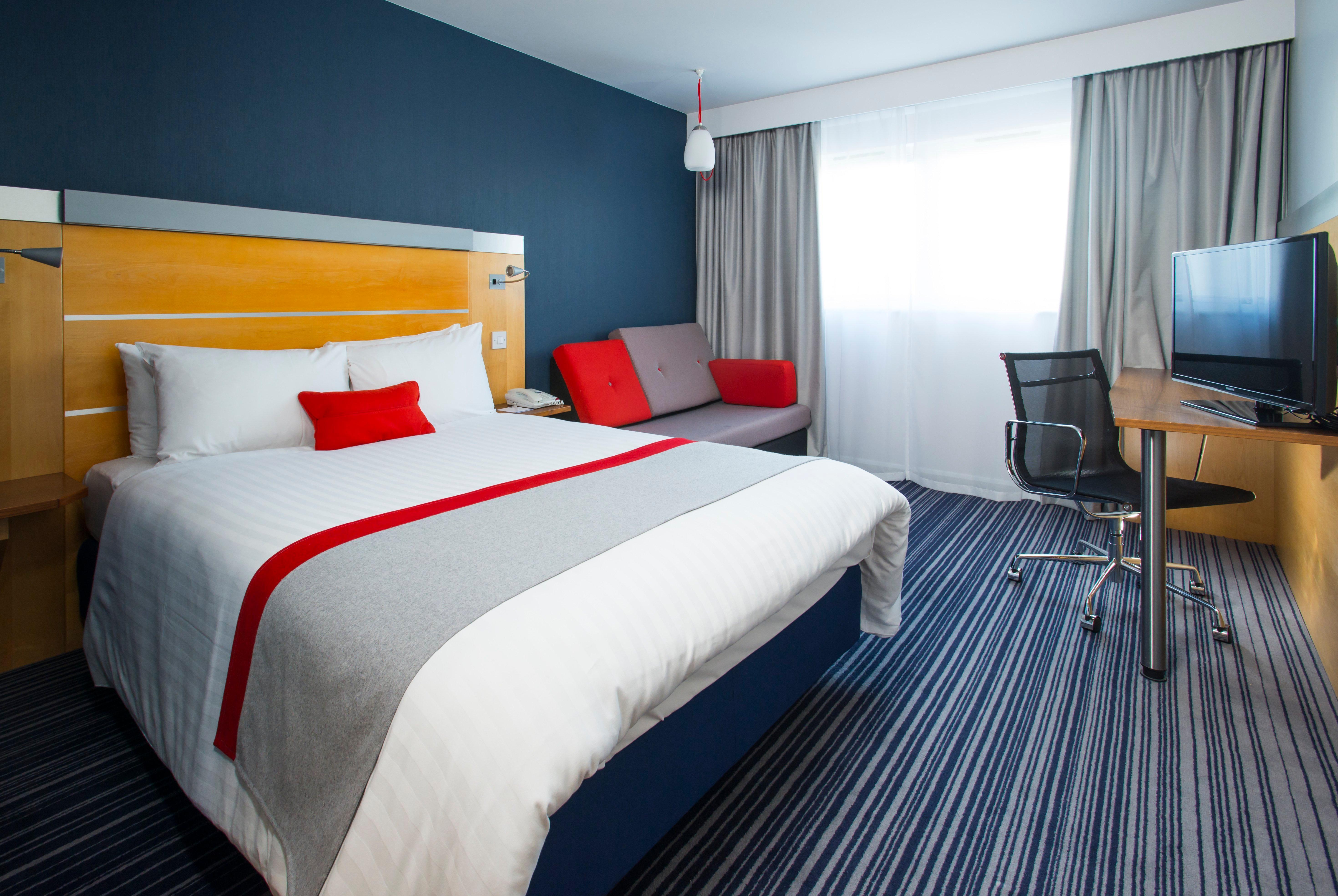 Holiday Inn Express London - Epsom Downs By Ihg Zewnętrze zdjęcie