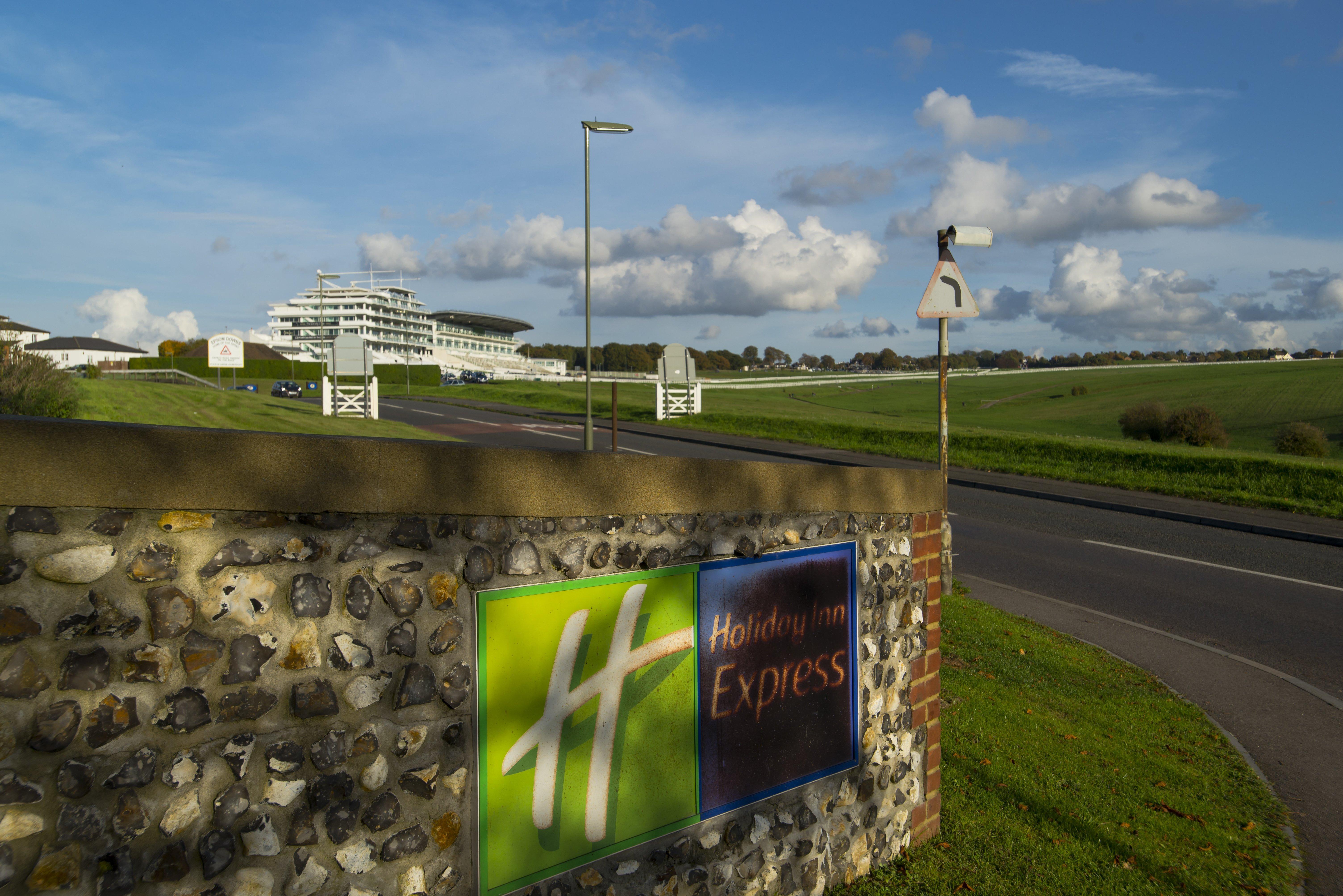 Holiday Inn Express London - Epsom Downs By Ihg Zewnętrze zdjęcie