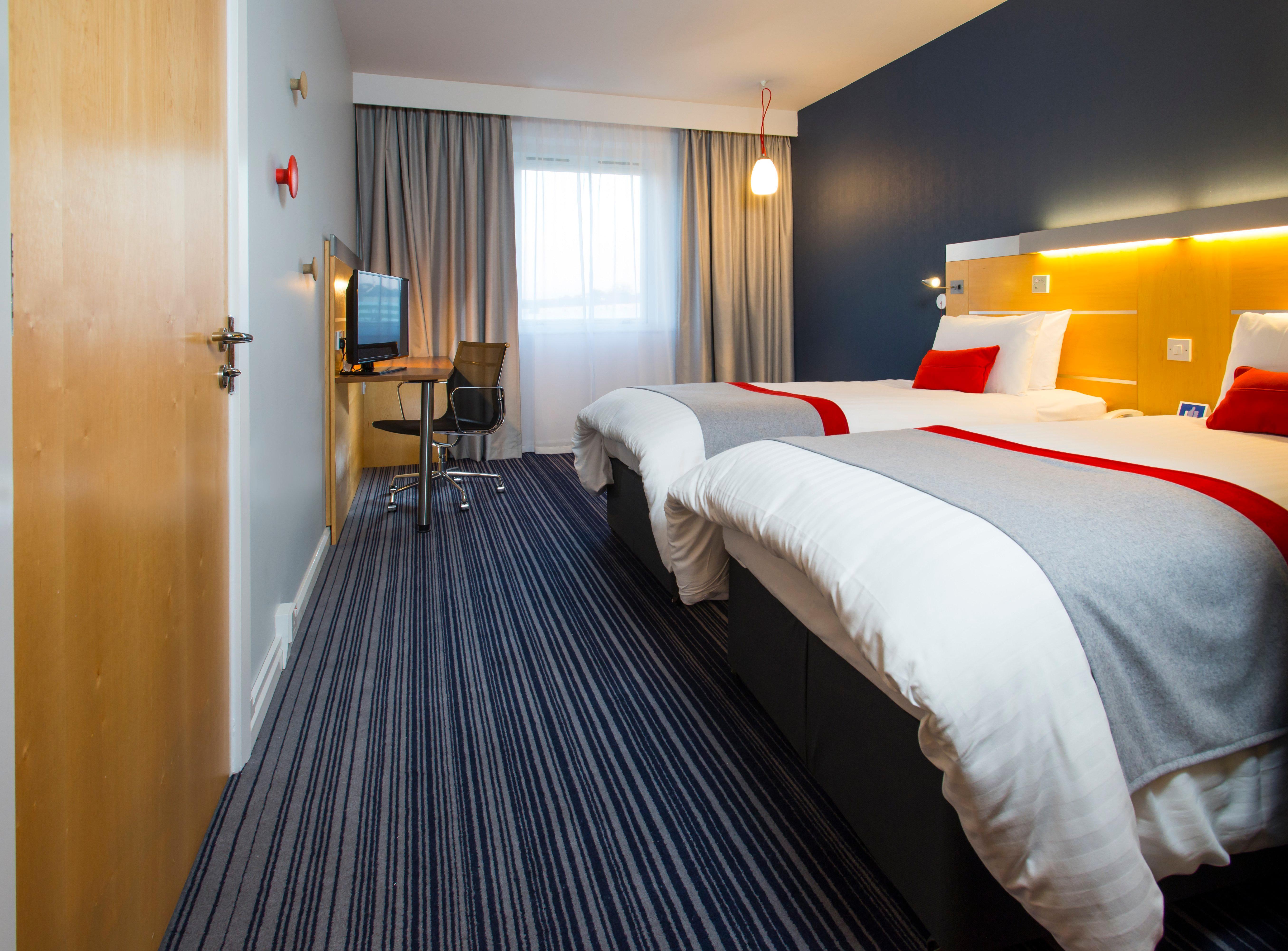 Holiday Inn Express London - Epsom Downs By Ihg Zewnętrze zdjęcie