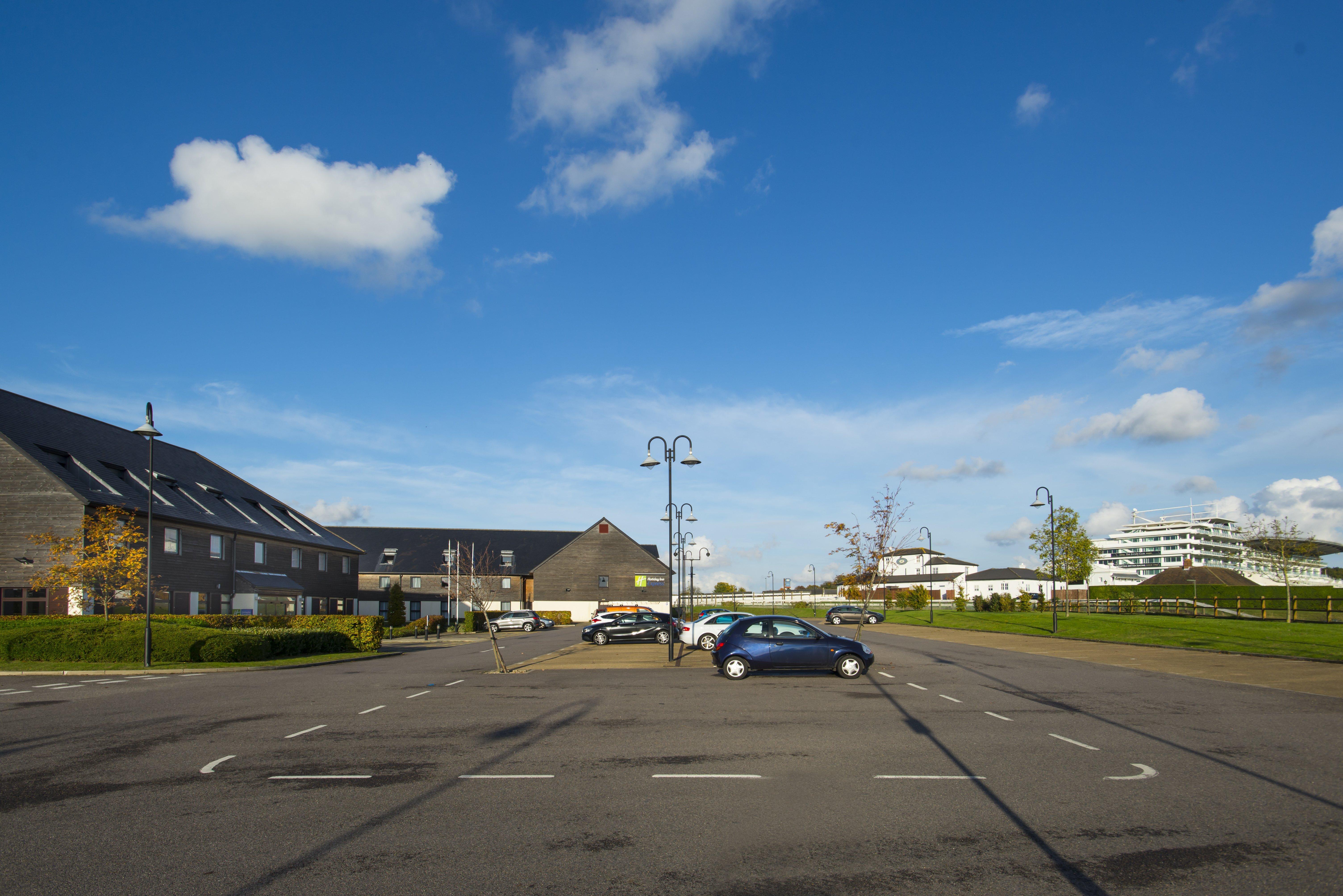 Holiday Inn Express London - Epsom Downs By Ihg Zewnętrze zdjęcie