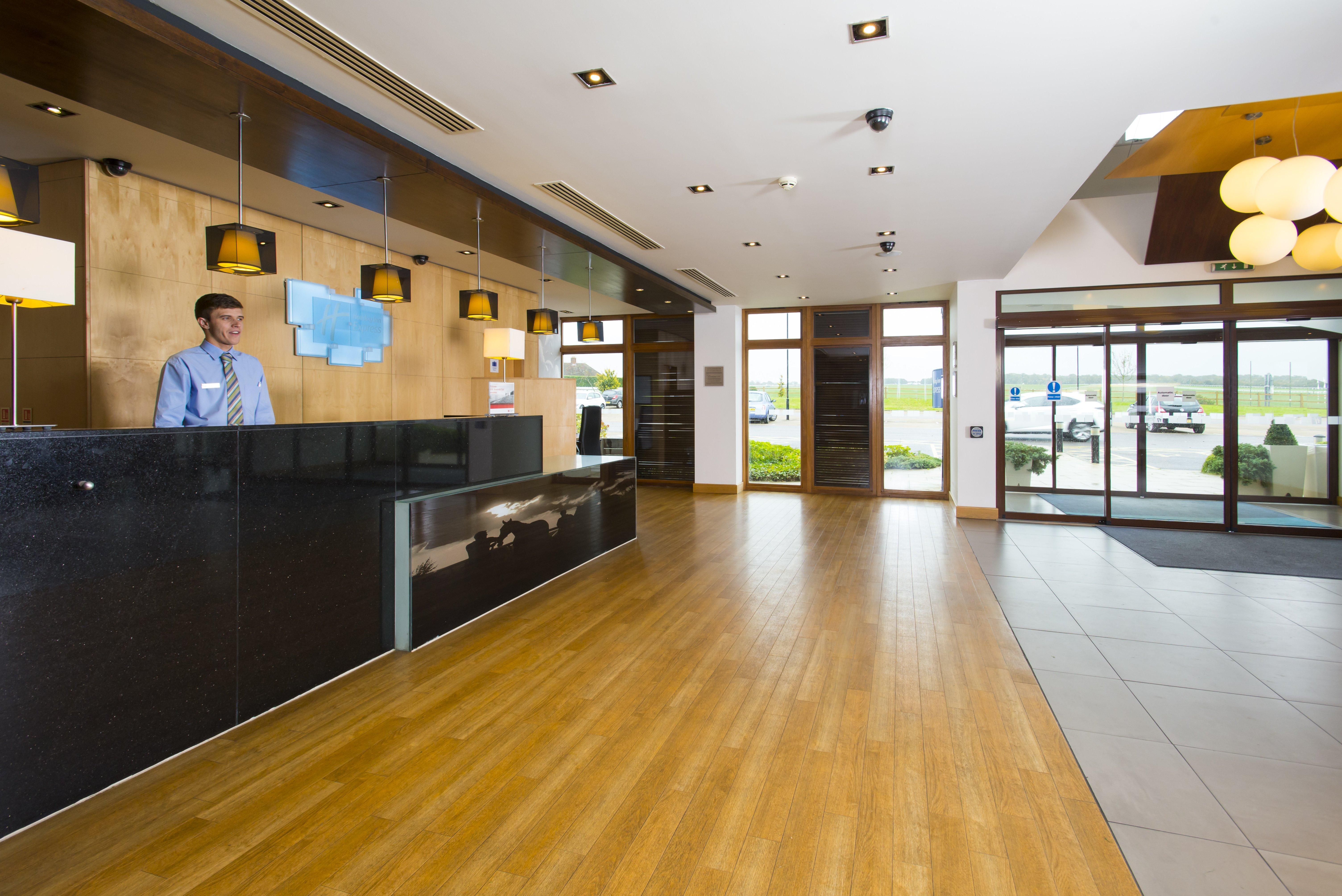Holiday Inn Express London - Epsom Downs By Ihg Zewnętrze zdjęcie