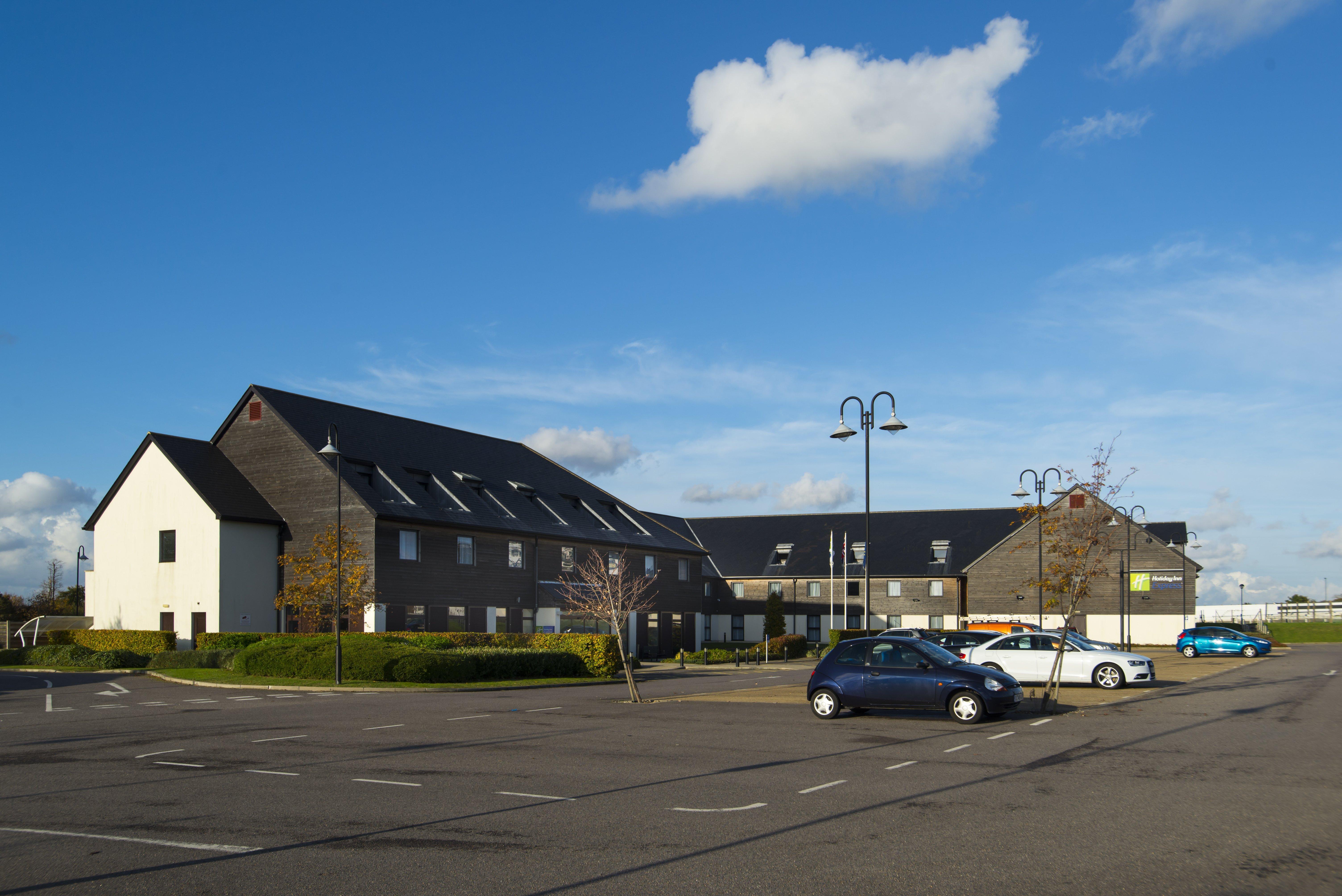 Holiday Inn Express London - Epsom Downs By Ihg Zewnętrze zdjęcie