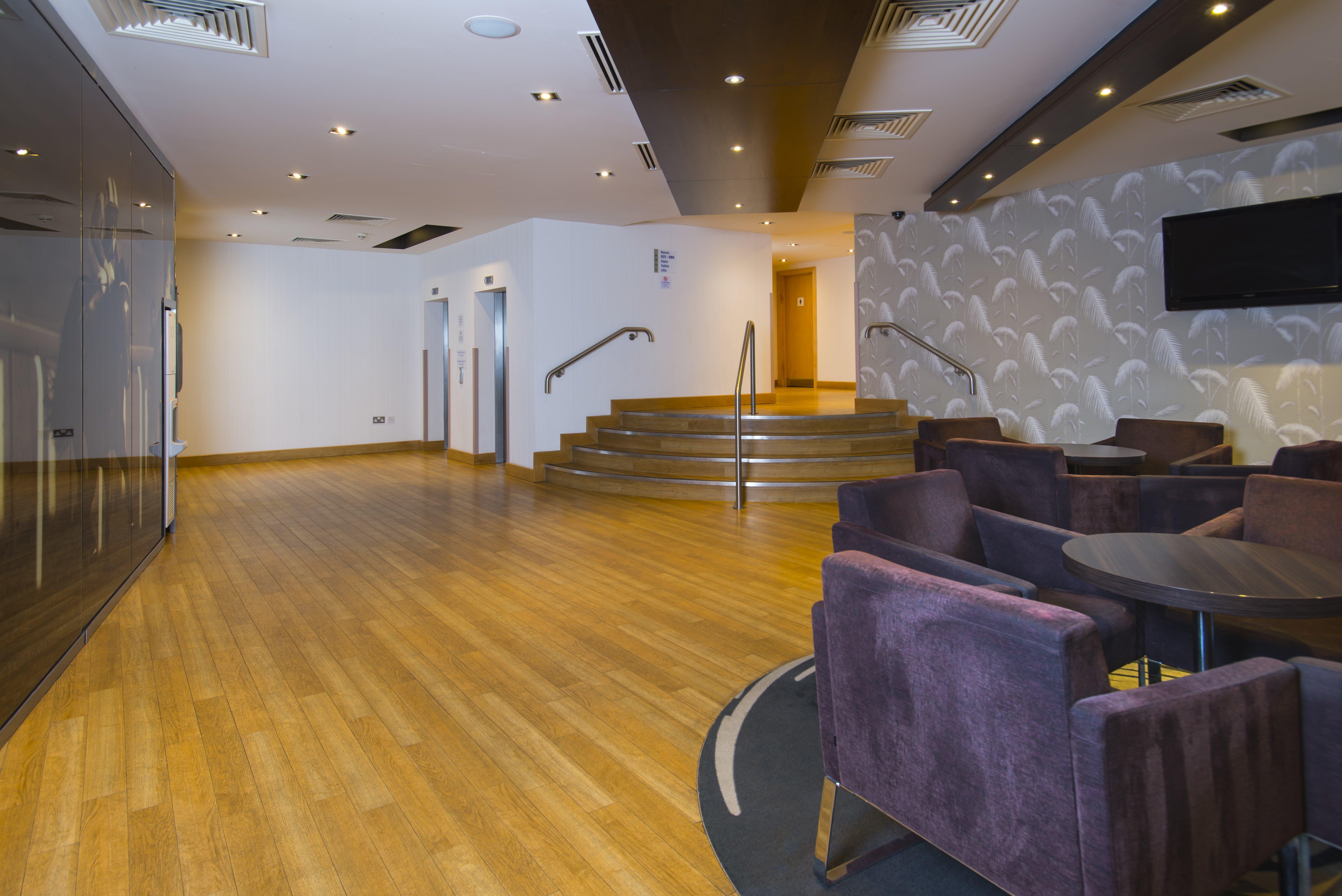 Holiday Inn Express London - Epsom Downs By Ihg Zewnętrze zdjęcie