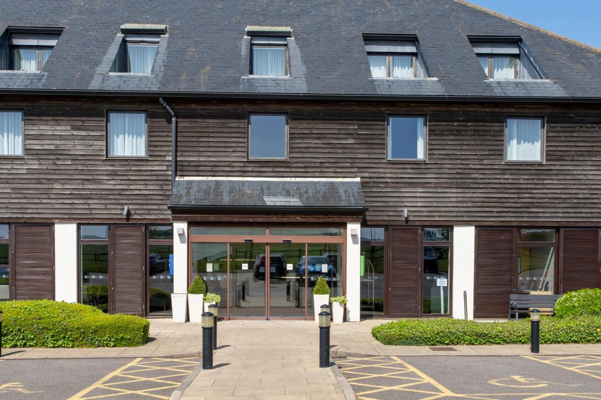 Holiday Inn Express London - Epsom Downs By Ihg Zewnętrze zdjęcie