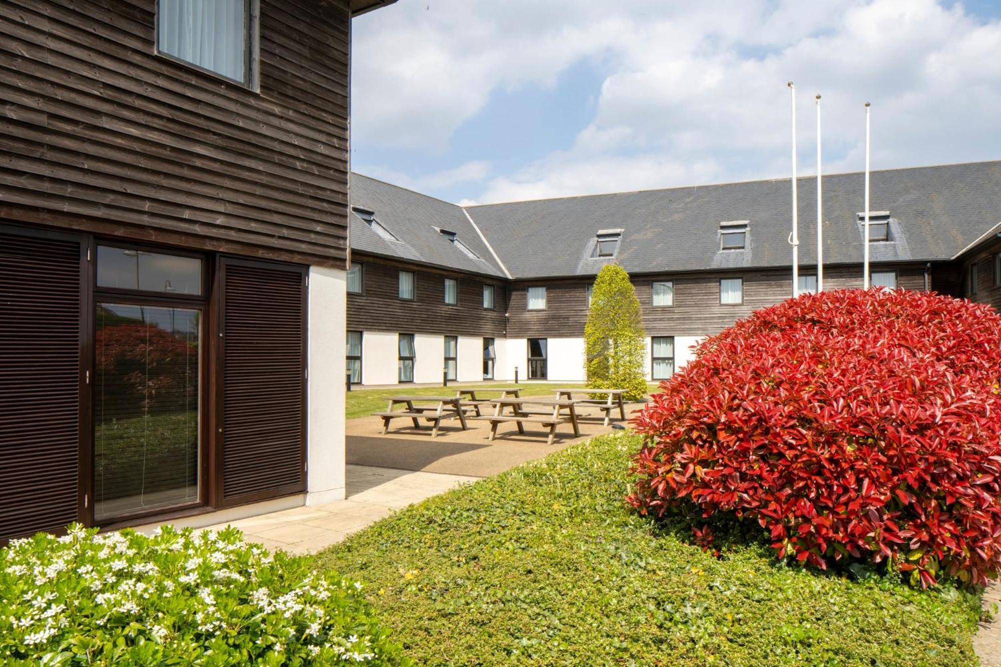 Holiday Inn Express London - Epsom Downs By Ihg Zewnętrze zdjęcie