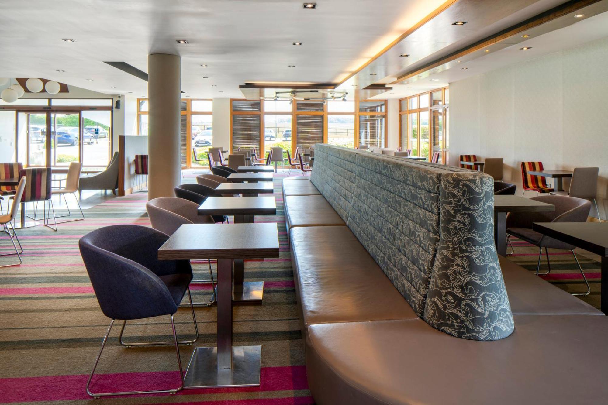 Holiday Inn Express London - Epsom Downs By Ihg Zewnętrze zdjęcie