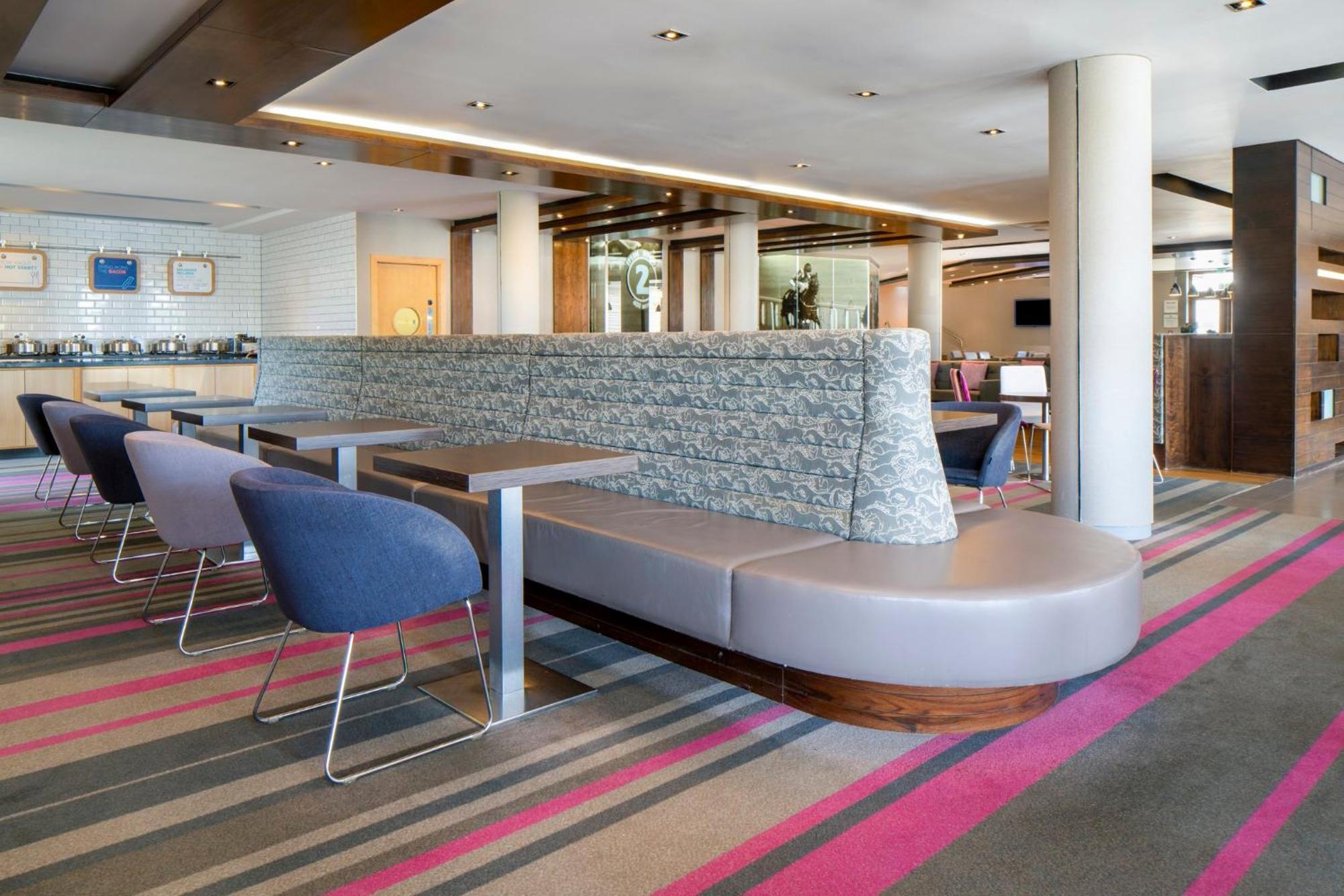 Holiday Inn Express London - Epsom Downs By Ihg Zewnętrze zdjęcie