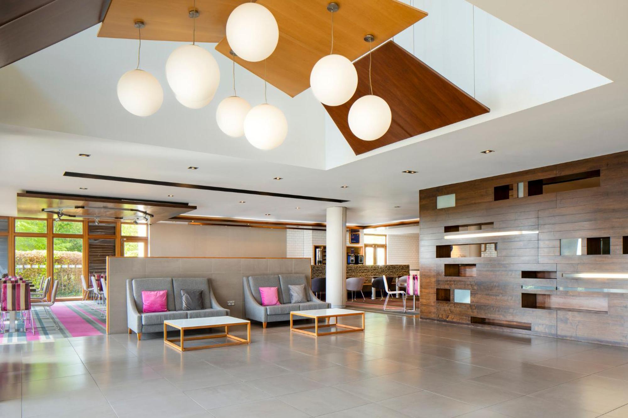 Holiday Inn Express London - Epsom Downs By Ihg Zewnętrze zdjęcie