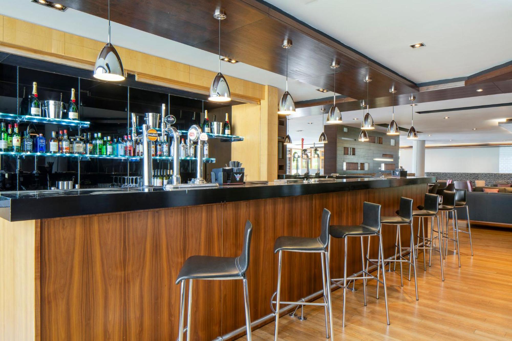 Holiday Inn Express London - Epsom Downs By Ihg Zewnętrze zdjęcie