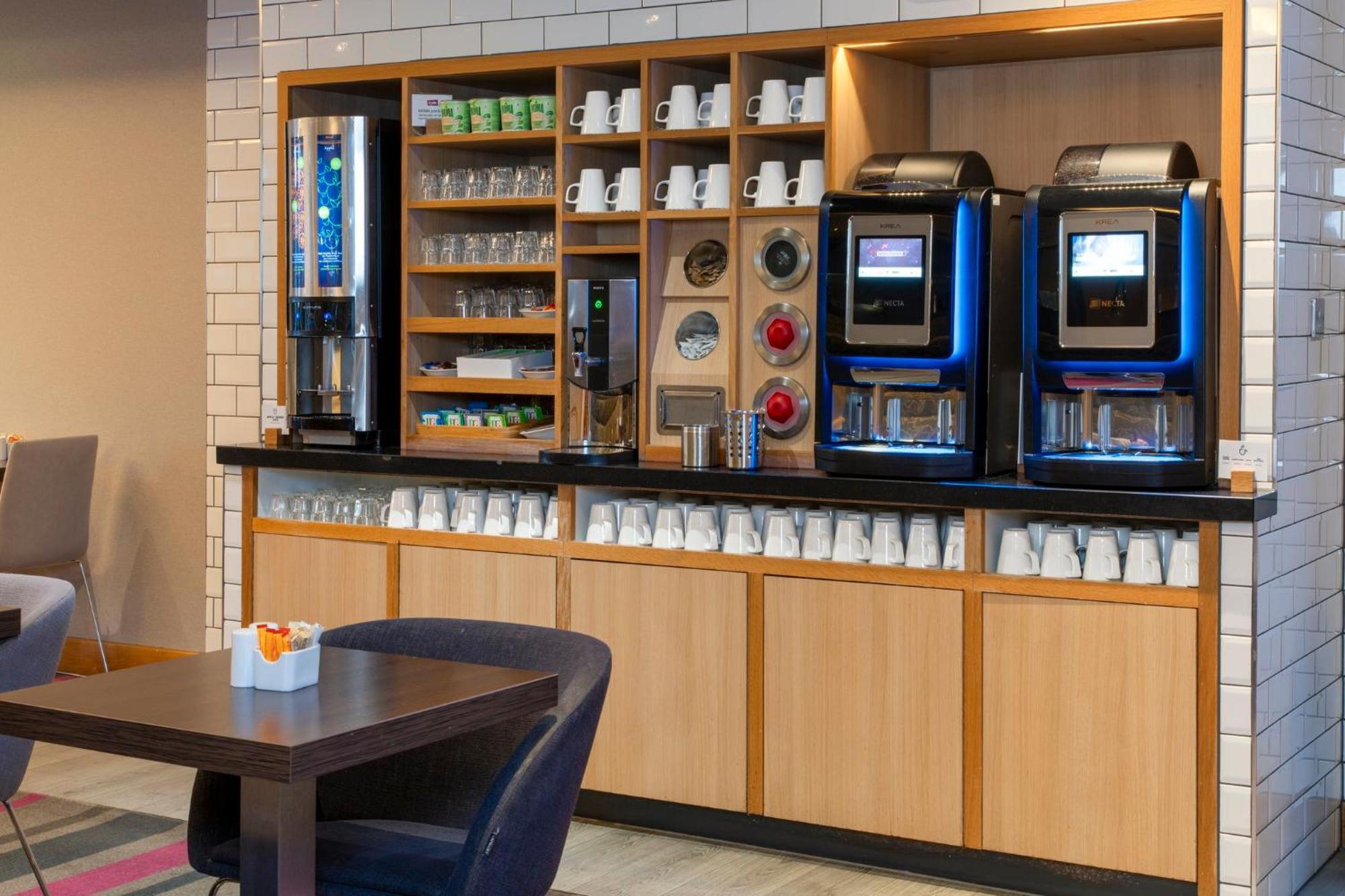 Holiday Inn Express London - Epsom Downs By Ihg Zewnętrze zdjęcie