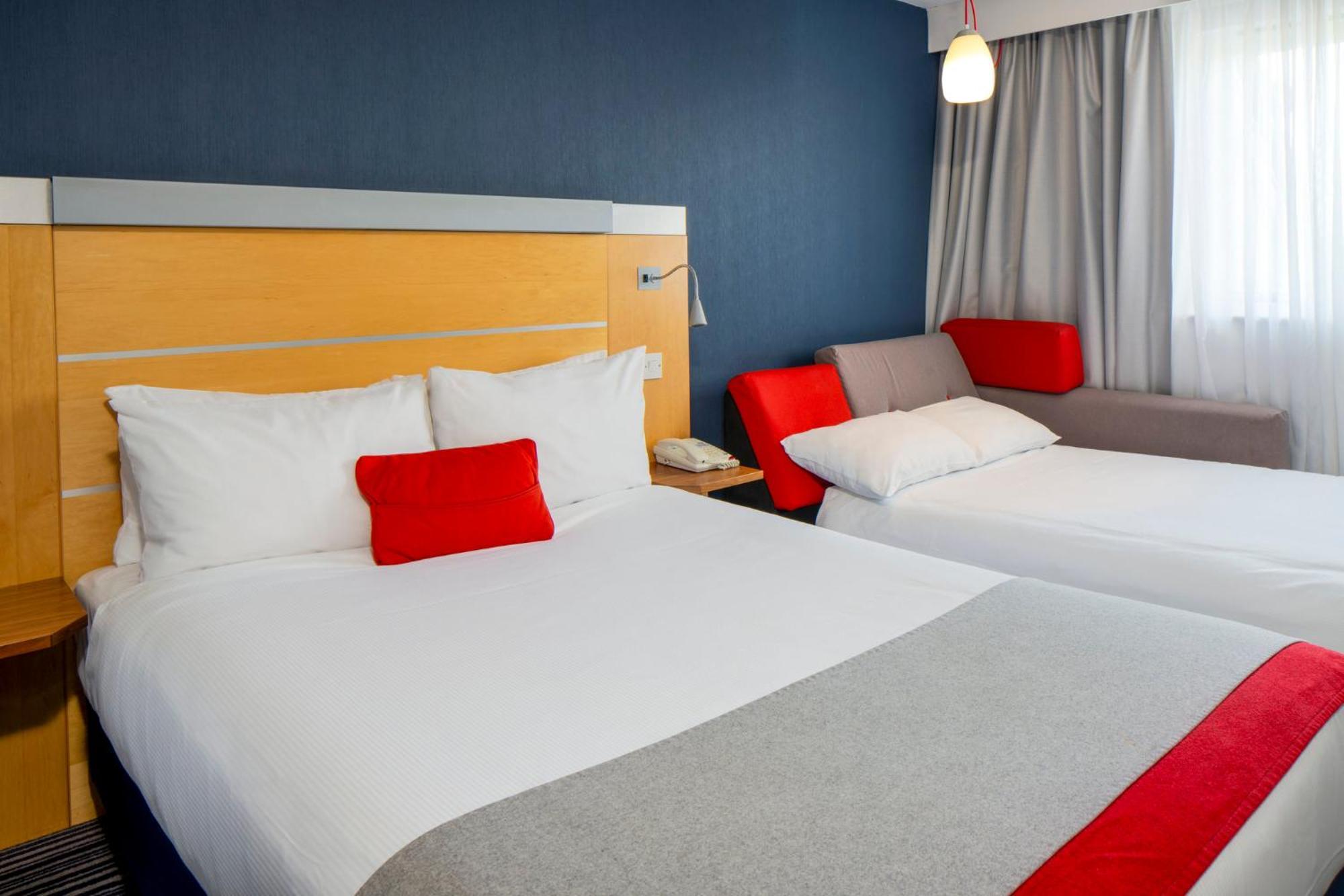 Holiday Inn Express London - Epsom Downs By Ihg Zewnętrze zdjęcie