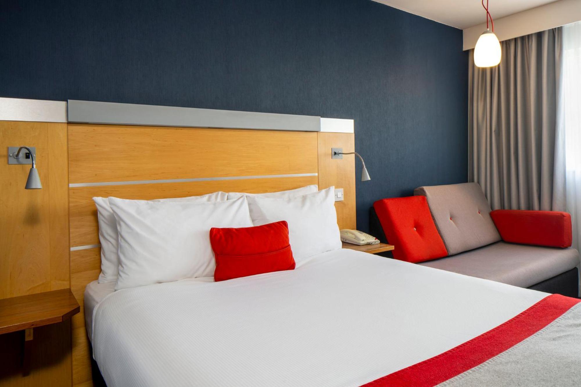 Holiday Inn Express London - Epsom Downs By Ihg Zewnętrze zdjęcie