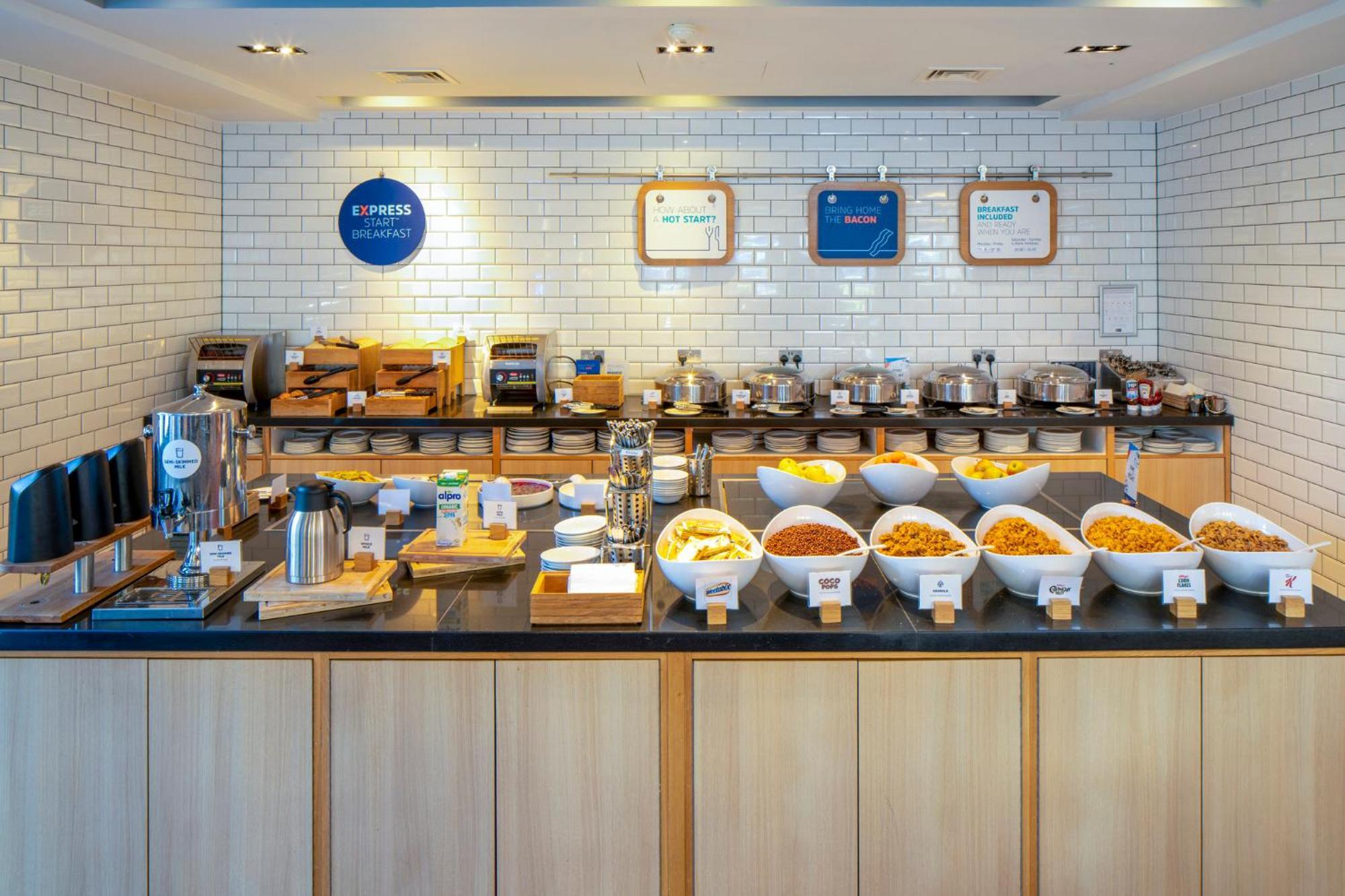 Holiday Inn Express London - Epsom Downs By Ihg Zewnętrze zdjęcie