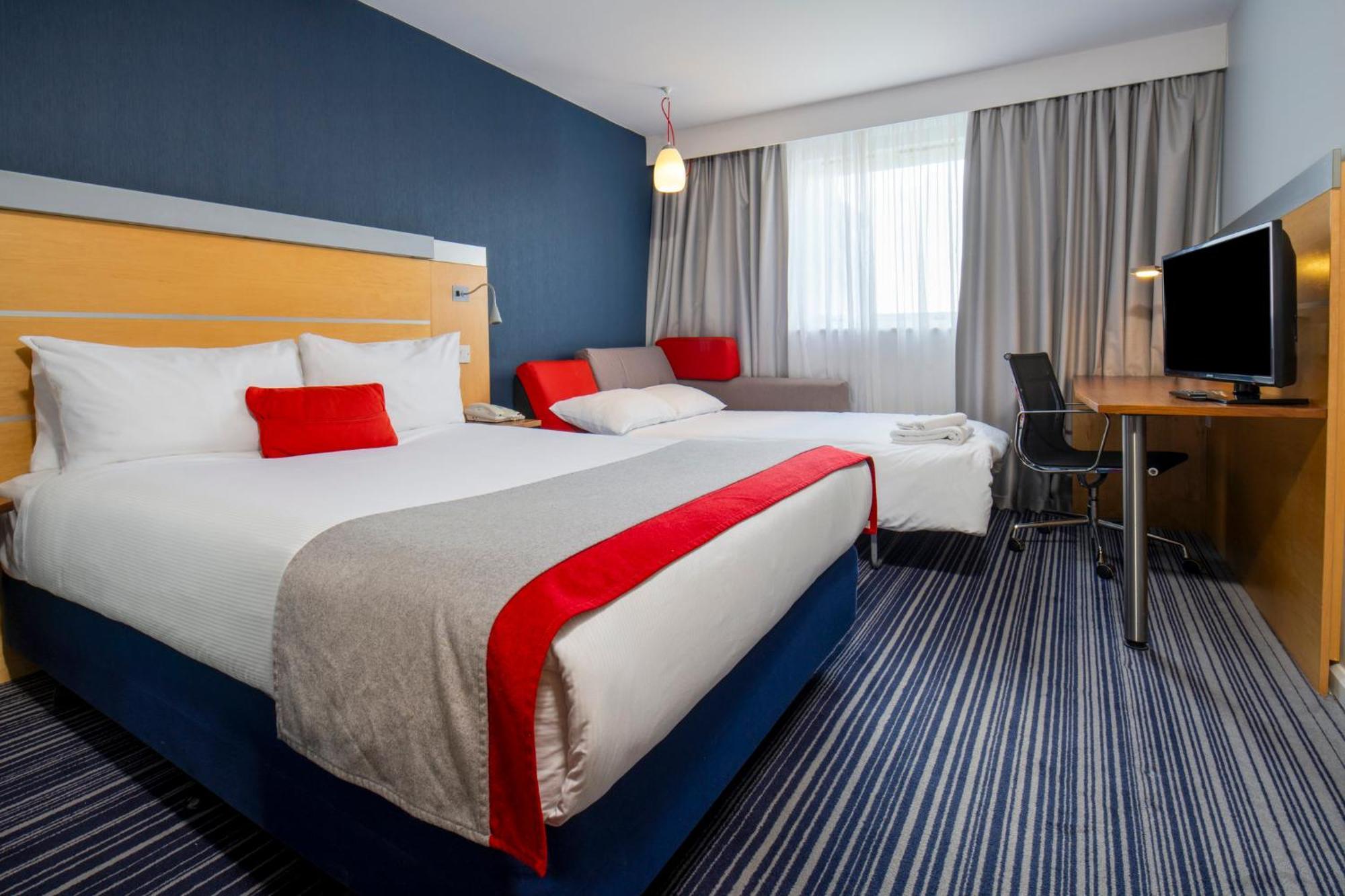 Holiday Inn Express London - Epsom Downs By Ihg Zewnętrze zdjęcie