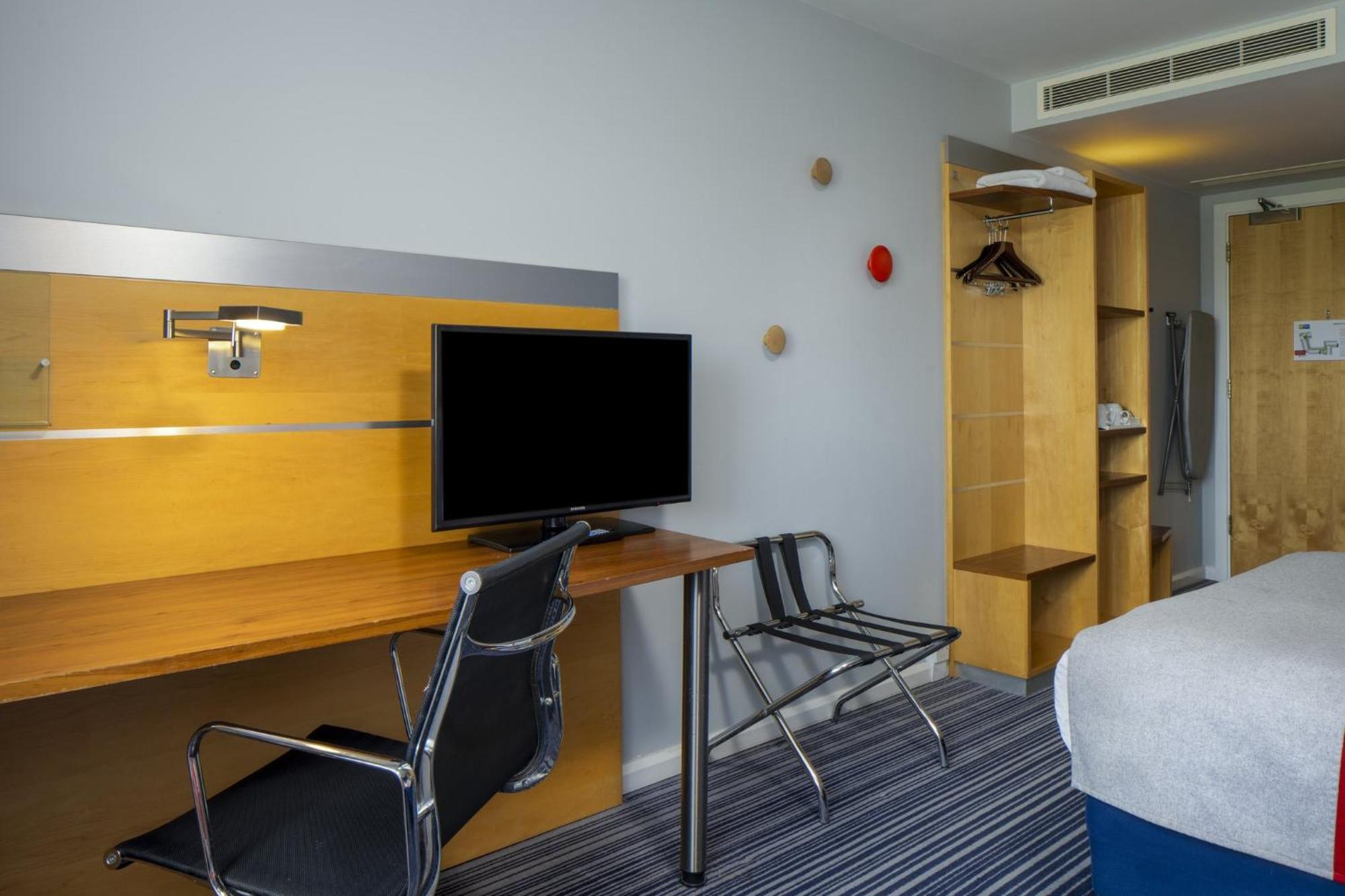 Holiday Inn Express London - Epsom Downs By Ihg Zewnętrze zdjęcie