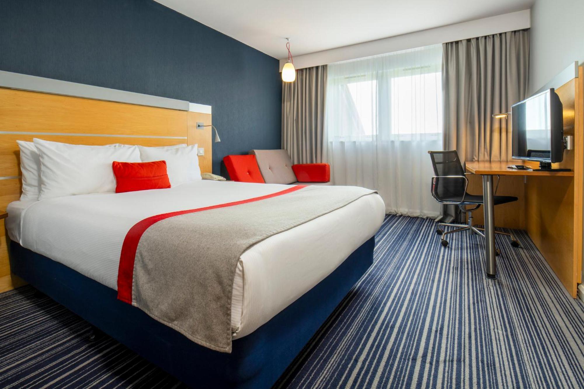 Holiday Inn Express London - Epsom Downs By Ihg Zewnętrze zdjęcie