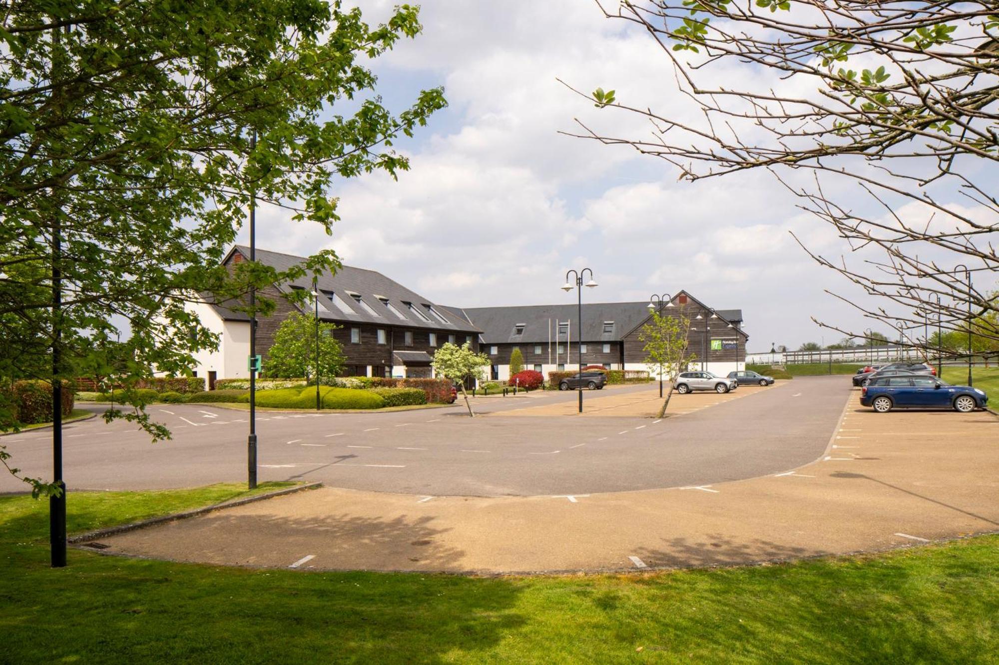 Holiday Inn Express London - Epsom Downs By Ihg Zewnętrze zdjęcie