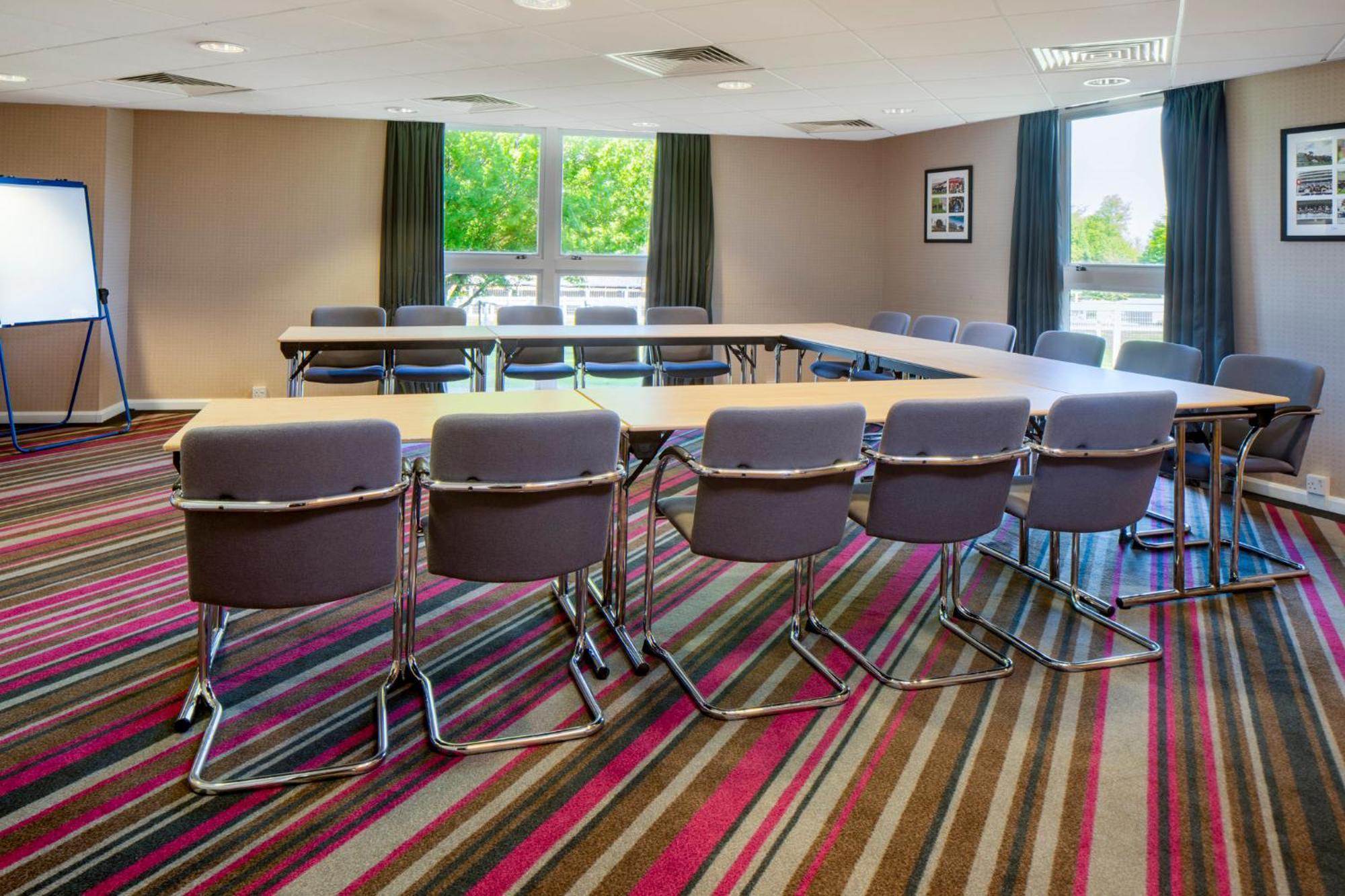 Holiday Inn Express London - Epsom Downs By Ihg Zewnętrze zdjęcie