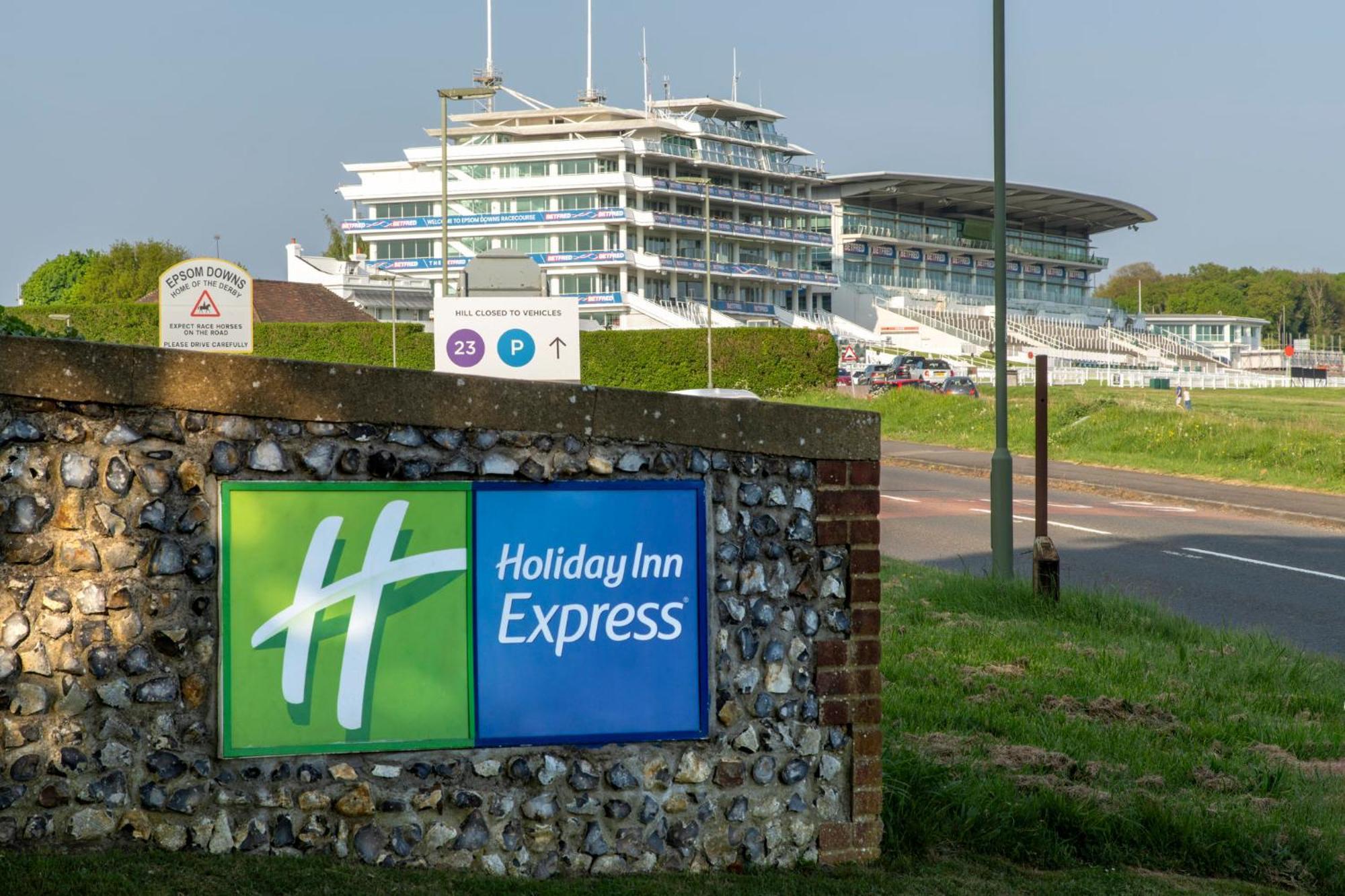 Holiday Inn Express London - Epsom Downs By Ihg Zewnętrze zdjęcie